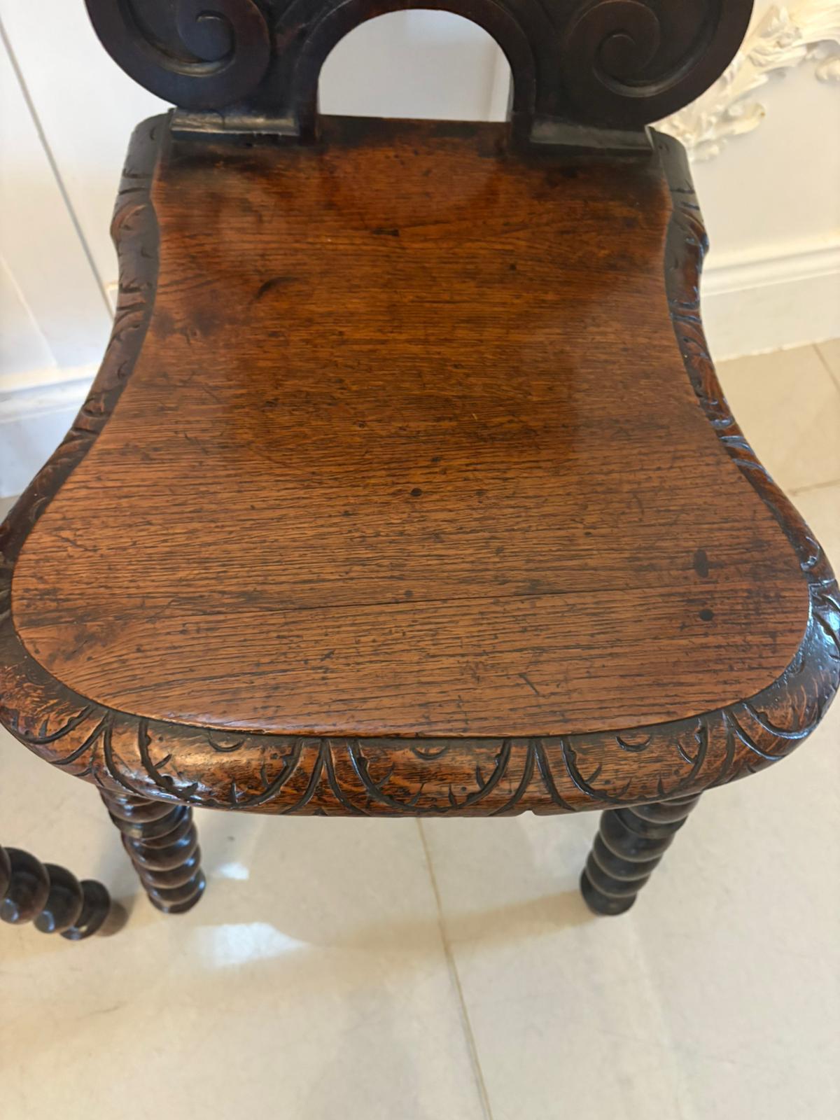 Coppia di antiche sedie da sala in Oak intagliato di qualità vittoriana in vendita 1