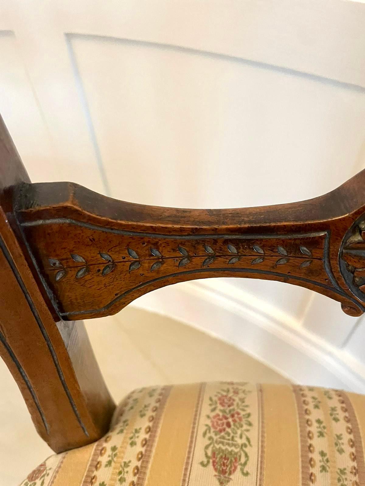 Paire de chaises d'appoint anciennes de qualité victorienne en noyer sculpté en vente 4