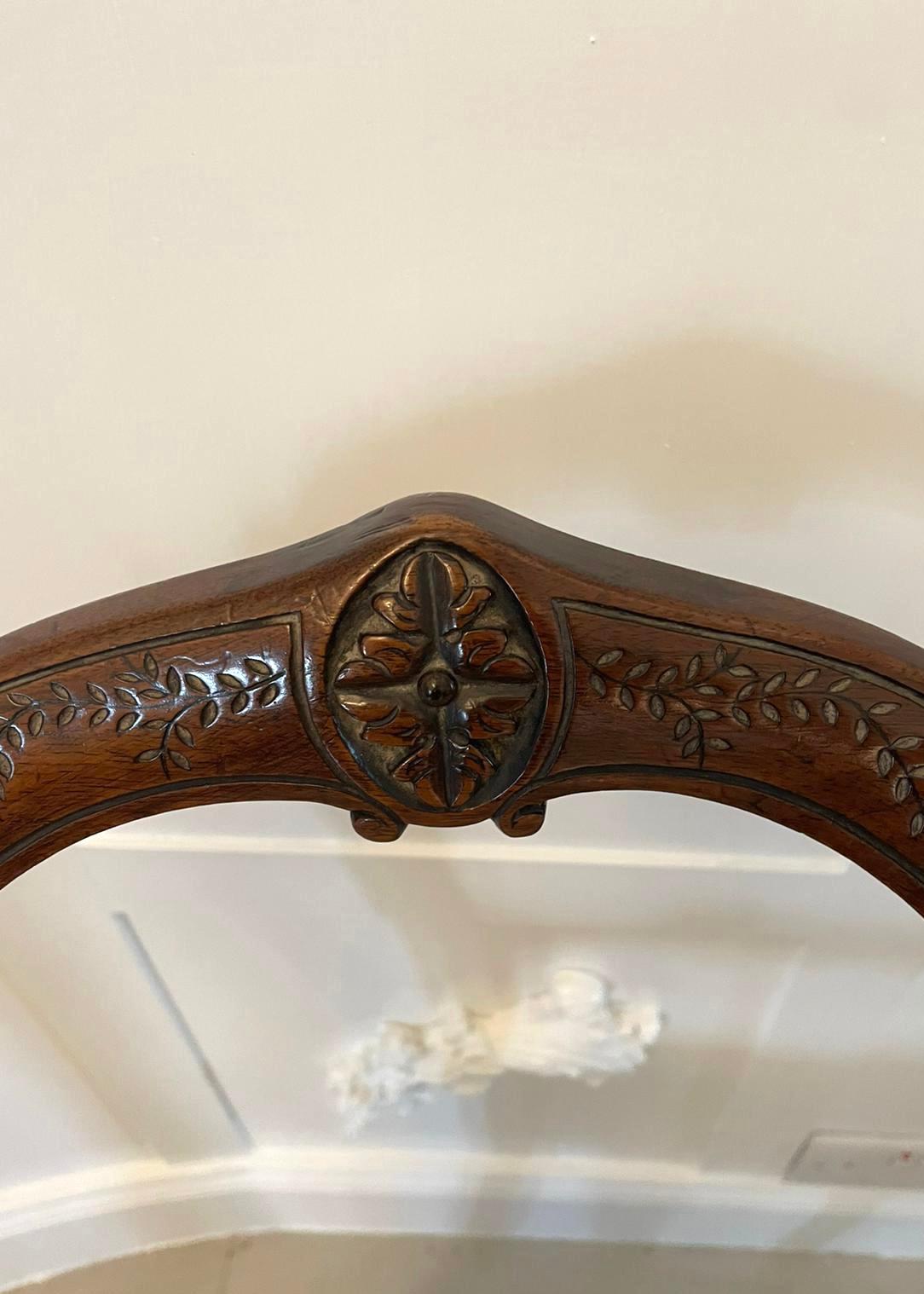 Paire de chaises d'appoint anciennes de qualité victorienne en noyer sculpté en vente 5