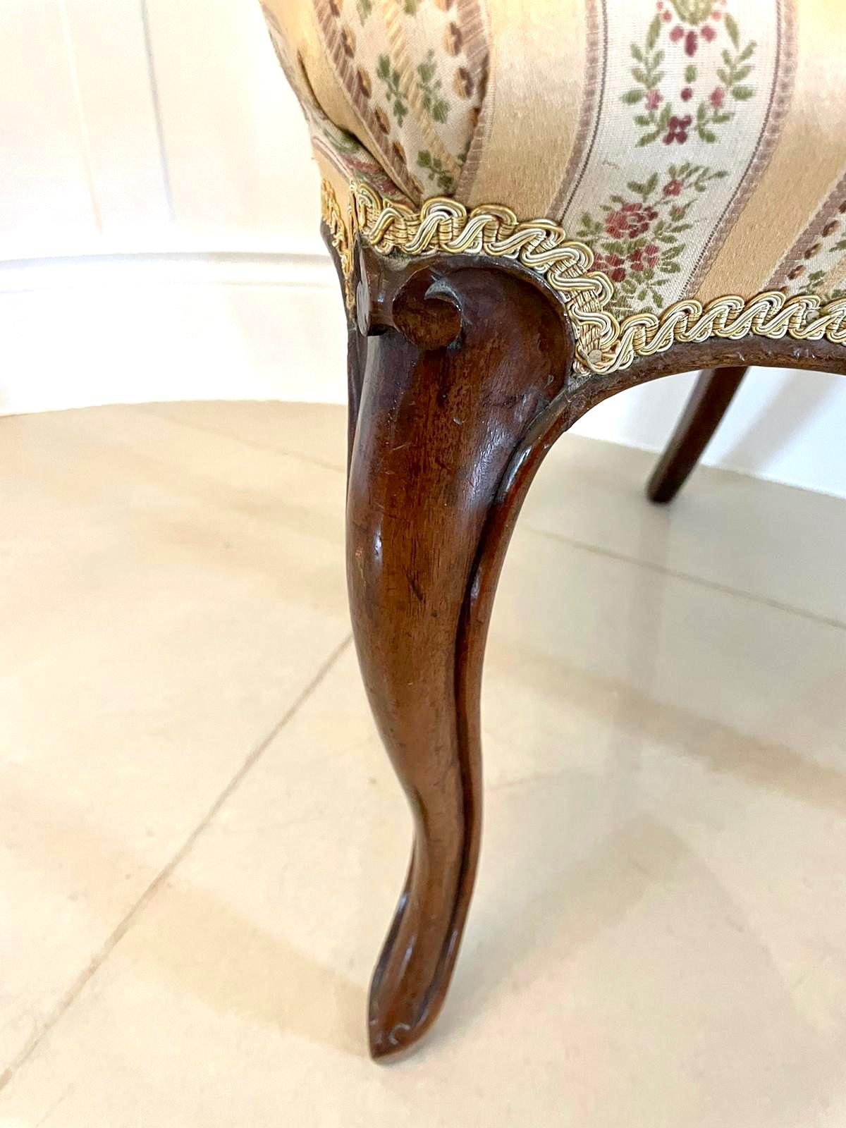 Paire de chaises d'appoint anciennes de qualité victorienne en noyer sculpté en vente 6