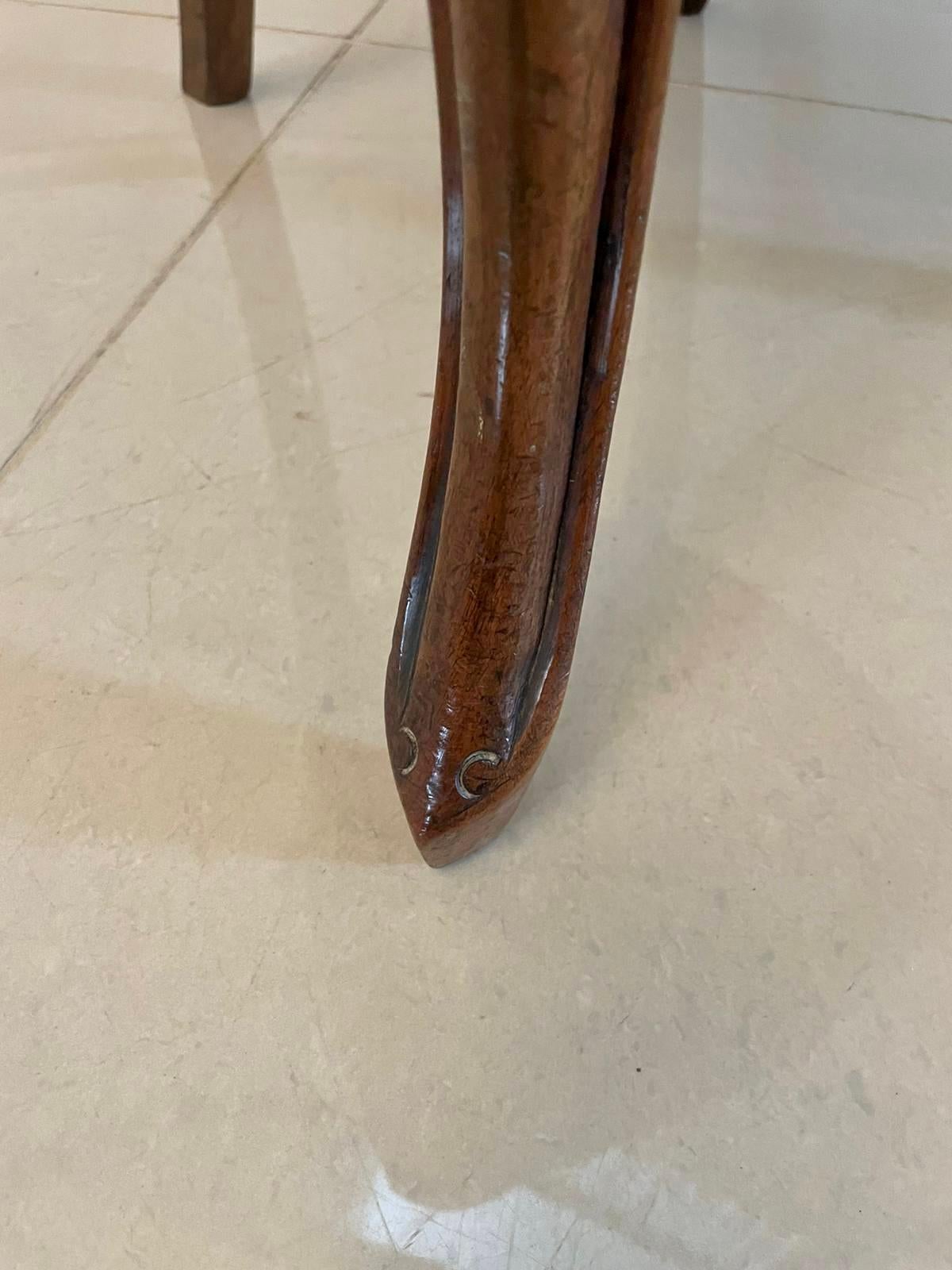 Paire de chaises d'appoint anciennes de qualité victorienne en noyer sculpté en vente 8