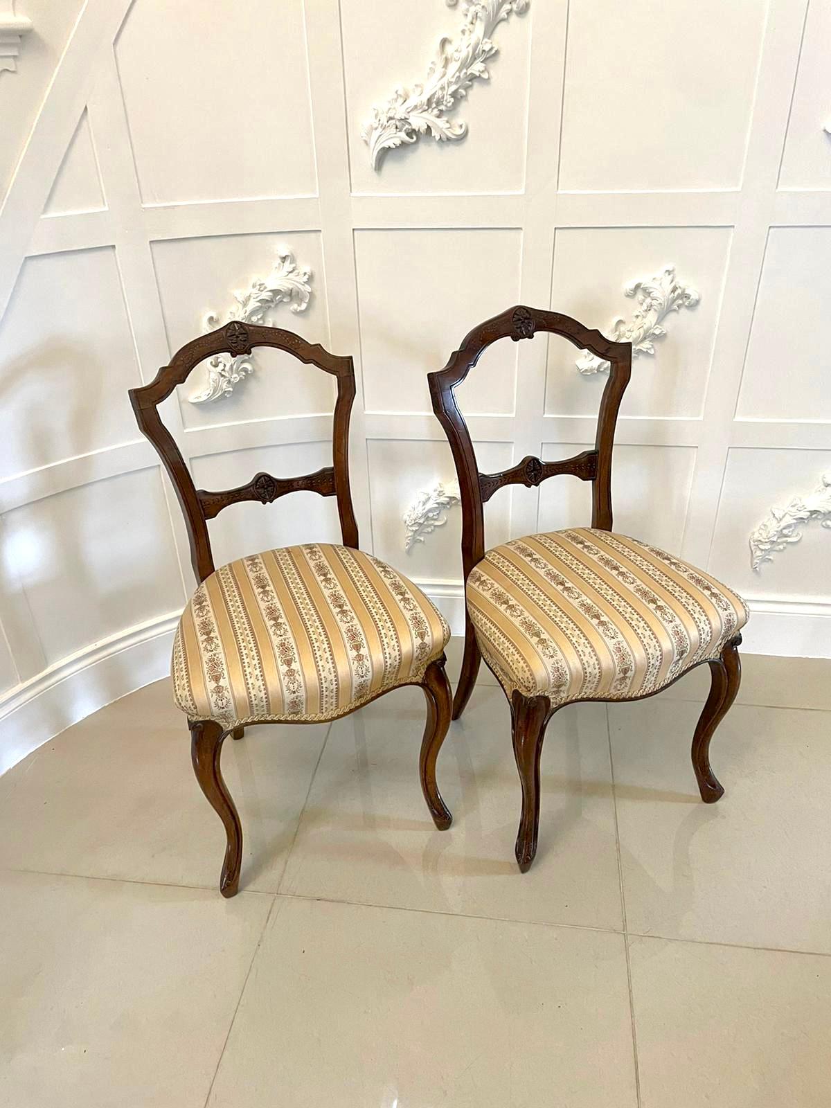 English Pair of Antique Victorian Quality Carved Walnut Side Chairs For Sale