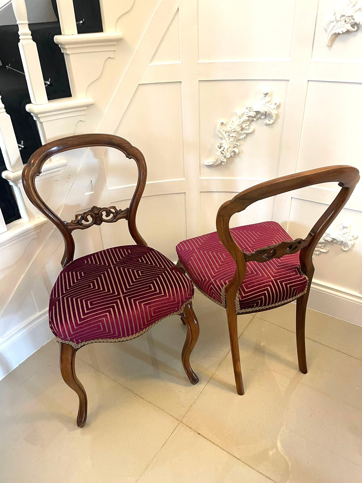 English Pair of Antique Victorian Quality Carved Walnut Side Chairs For Sale