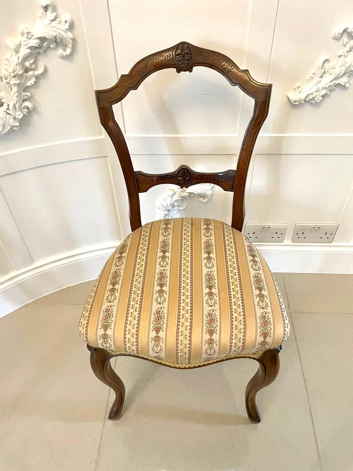 Anglais Paire de chaises d'appoint anciennes de qualité victorienne en noyer sculpté en vente
