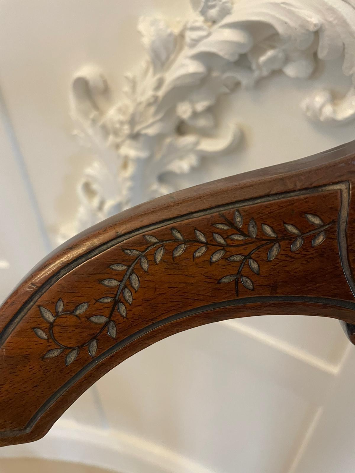 Paire de chaises d'appoint anciennes de qualité victorienne en noyer sculpté en vente 1