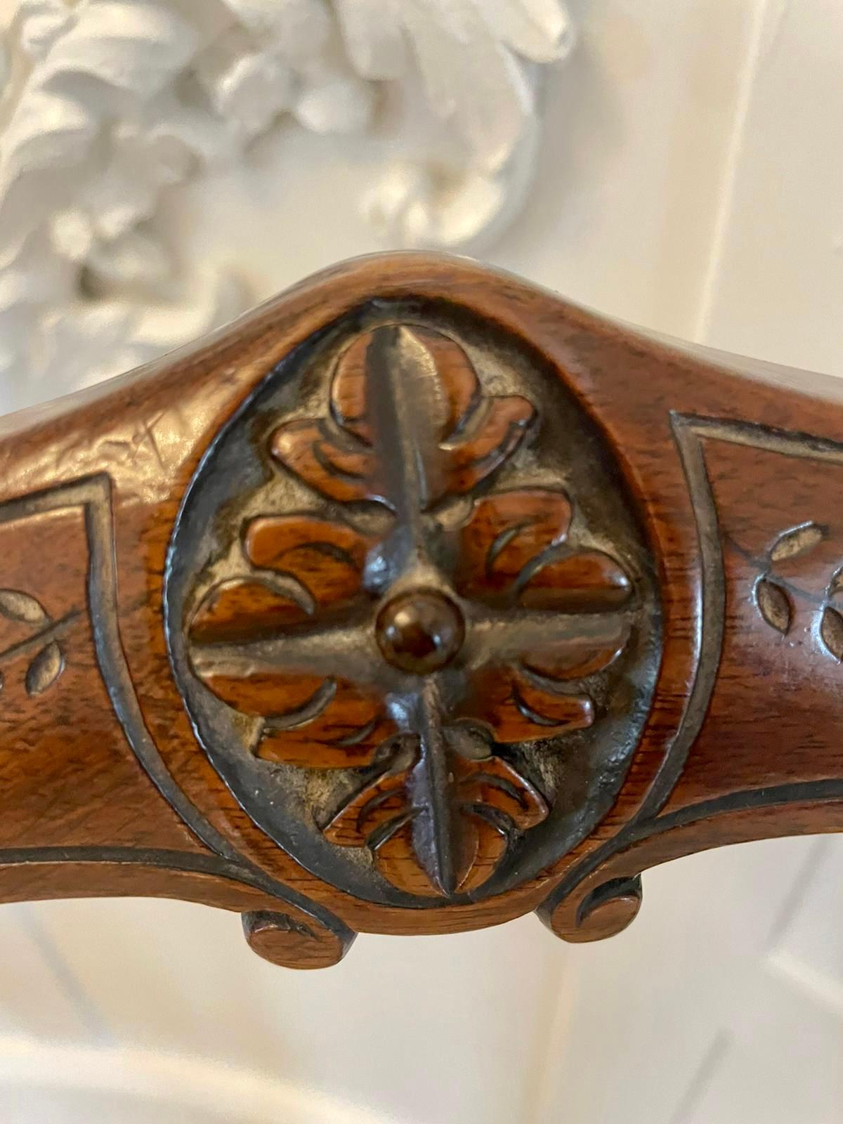 Paire de chaises d'appoint anciennes de qualité victorienne en noyer sculpté en vente 2