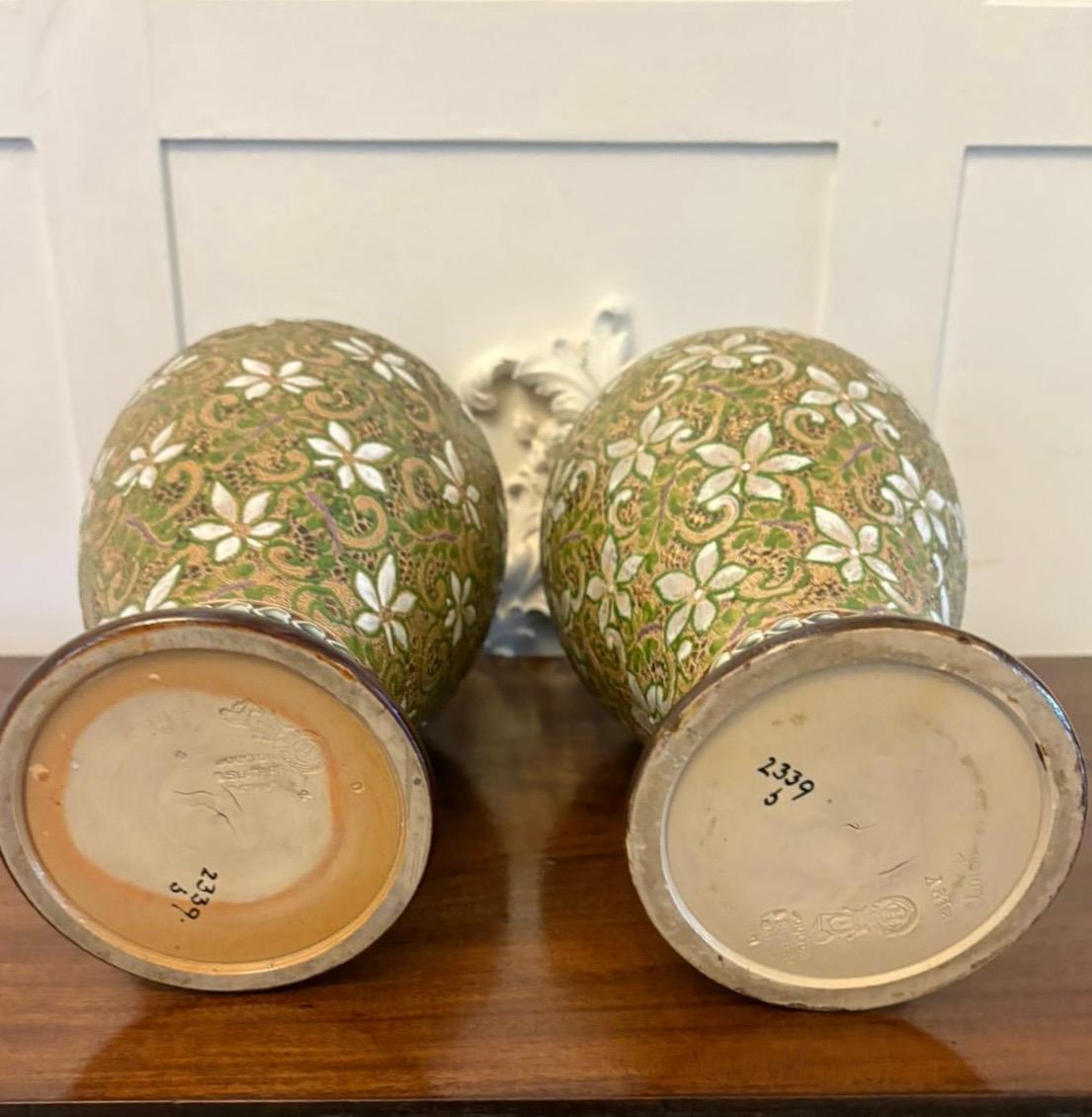 Coppia di antichi vasi vittoriani Doulton Slater in gres con un bel vaso sagomato con decorazione a fiori e foglie in splendidi colori verde, blu, marrone, bianco e oro 

In perfette condizioni originali

Dimensioni:
Altezza 33 cm (12,99