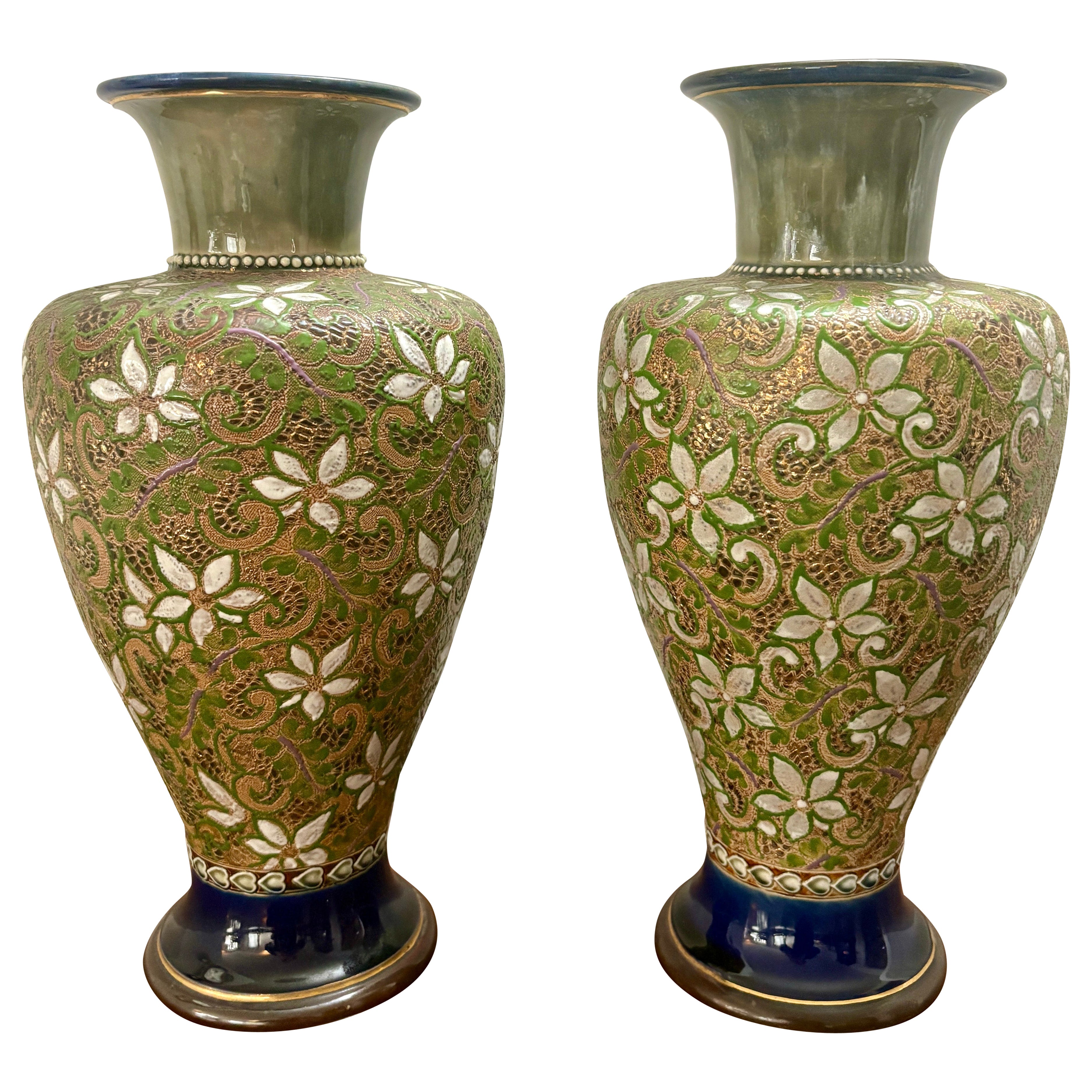 Paire de vases anciens victoriens en grès Doulton Slater de qualité