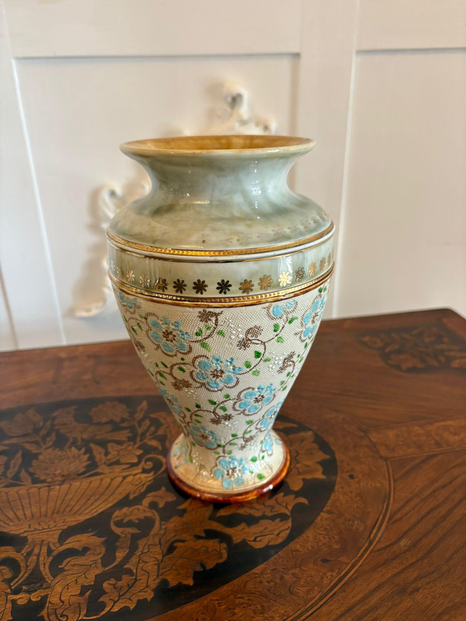 Paire de vases Doulton de qualité victorienne ancienne en vente 4