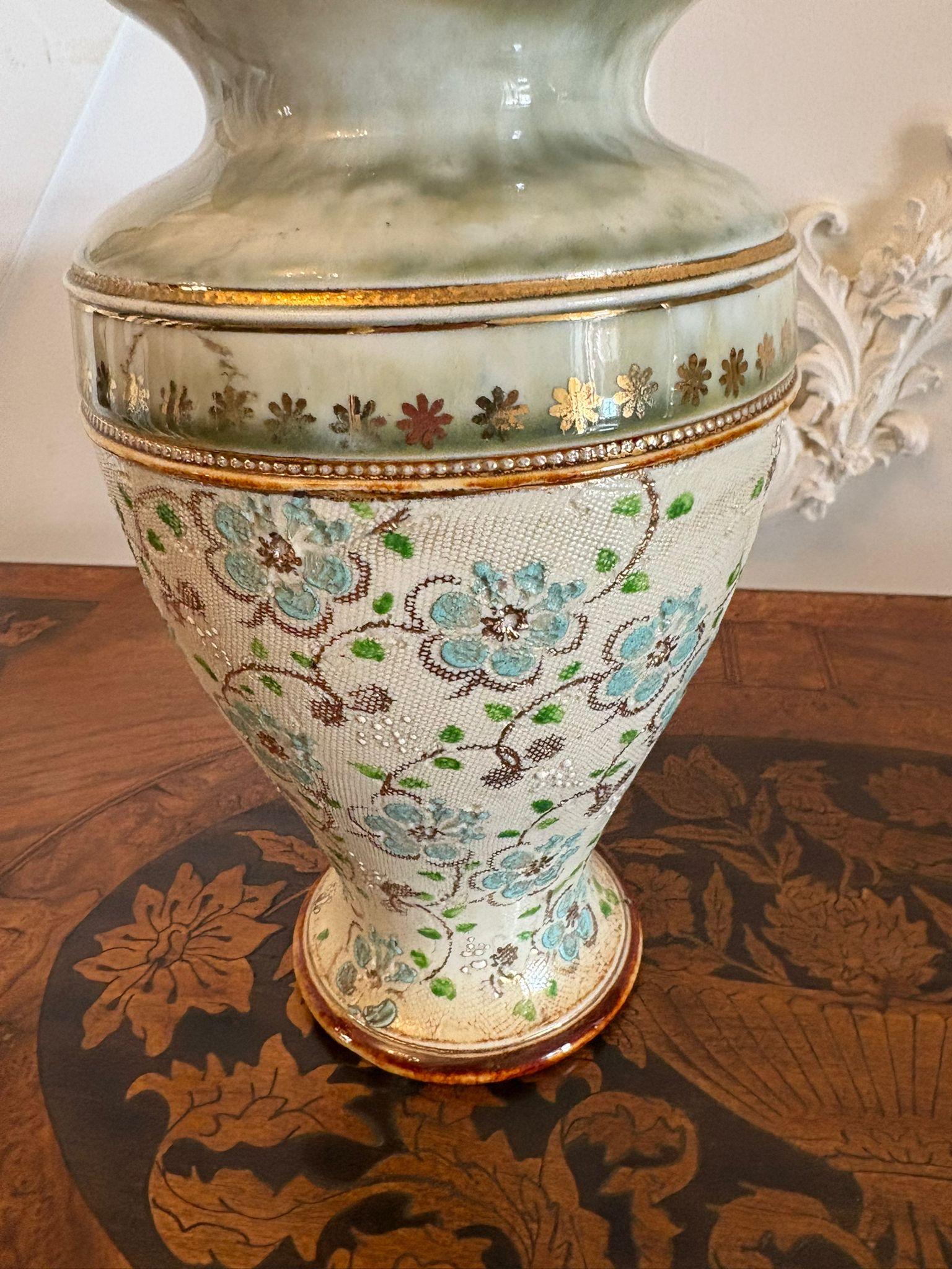 Paire de vases Doulton de qualité victorienne ancienne en vente 5