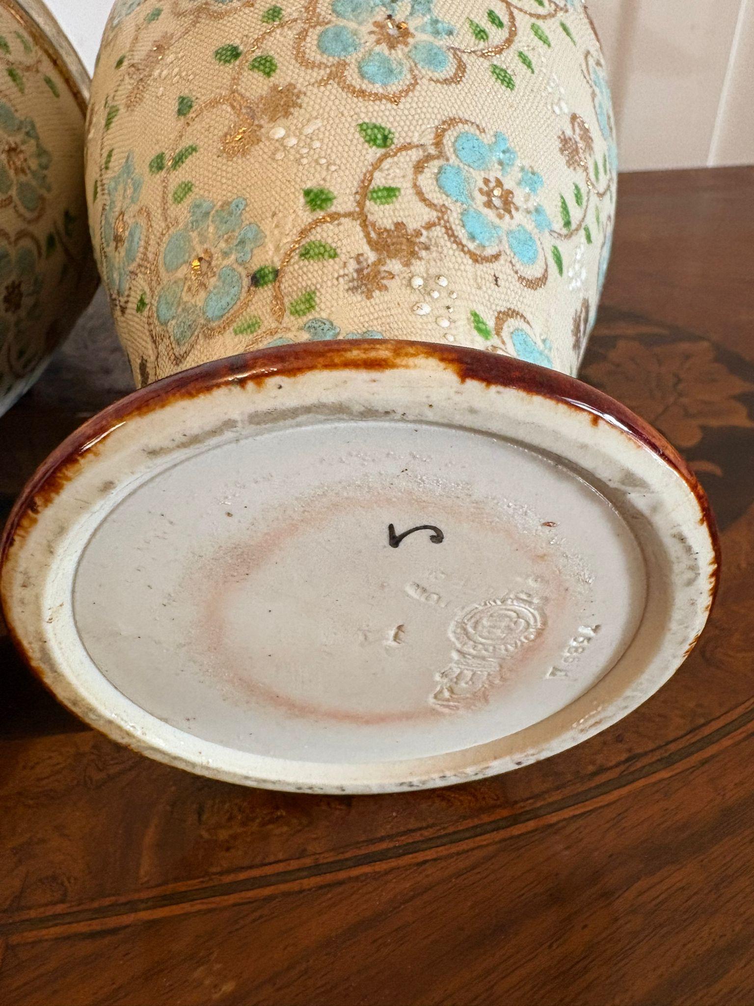 Paire de vases anciens en porcelaine de Chine de qualité victorienne, ornés d'un motif floral de qualité dans de merveilleuses couleurs vertes, bleues, brunes et dorées. 

En parfait état d'origine

Dimensions :
Hauteur 23 cm (9.05 in)
Largeur 13 cm
