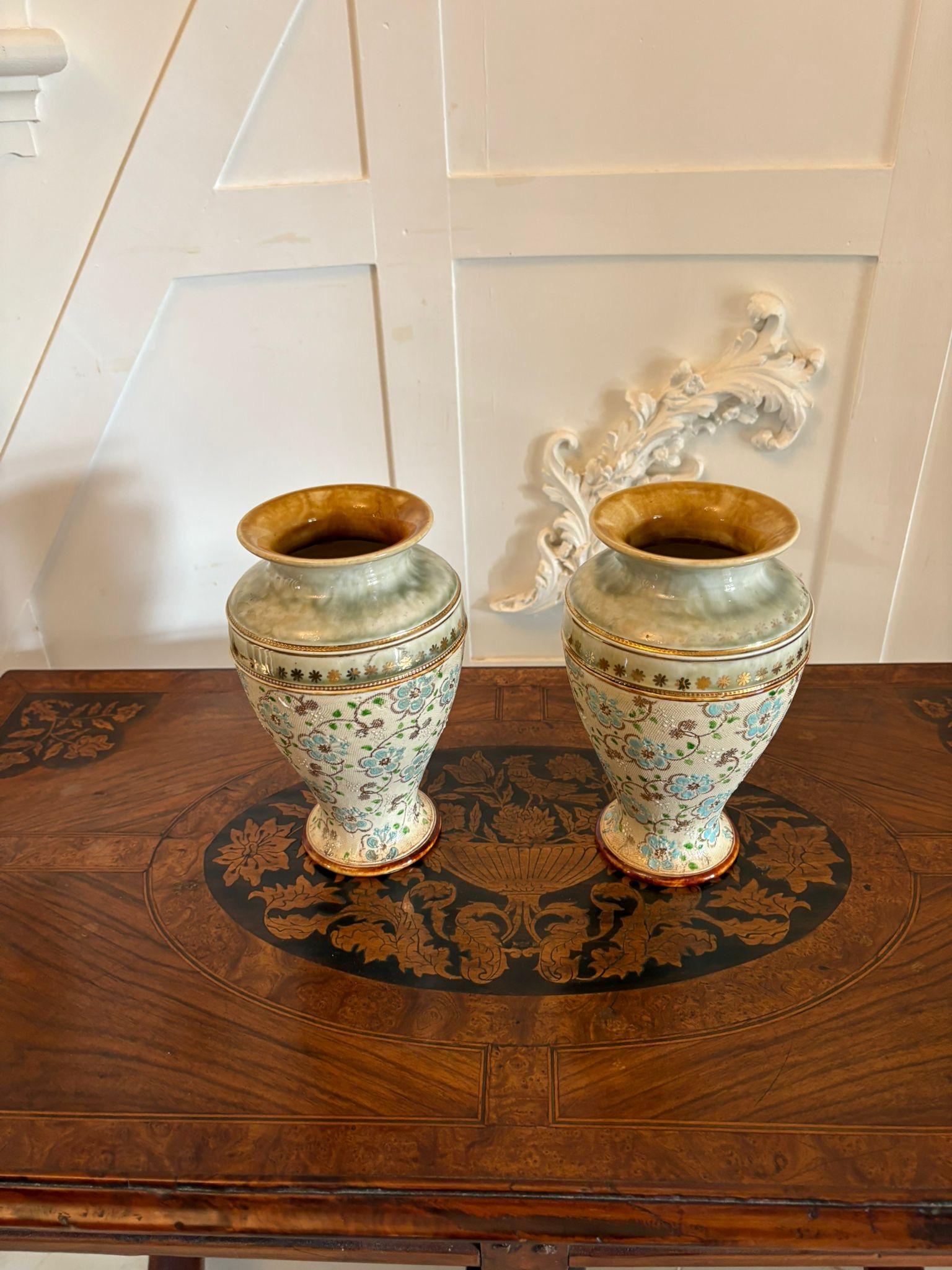 Victorien Paire de vases Doulton de qualité victorienne ancienne en vente