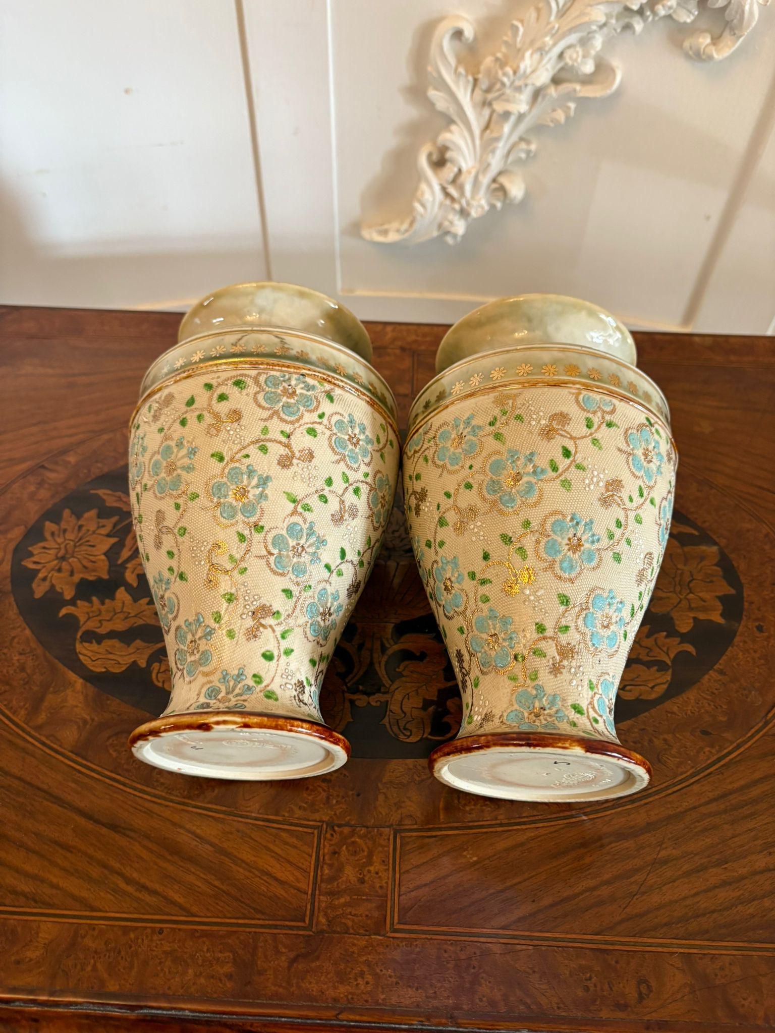 XIXe siècle Paire de vases Doulton de qualité victorienne ancienne en vente