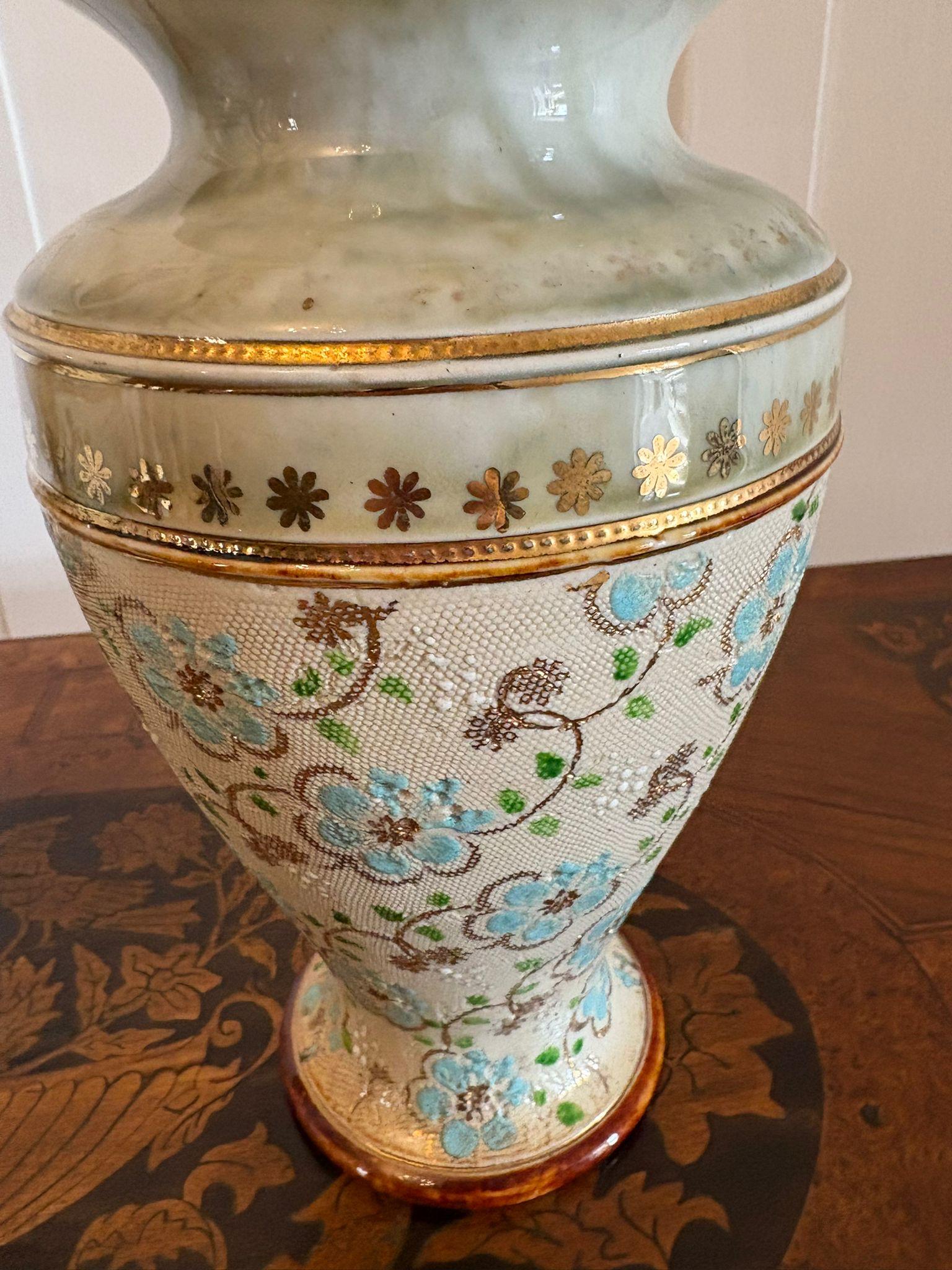 Paire de vases Doulton de qualité victorienne ancienne en vente 1