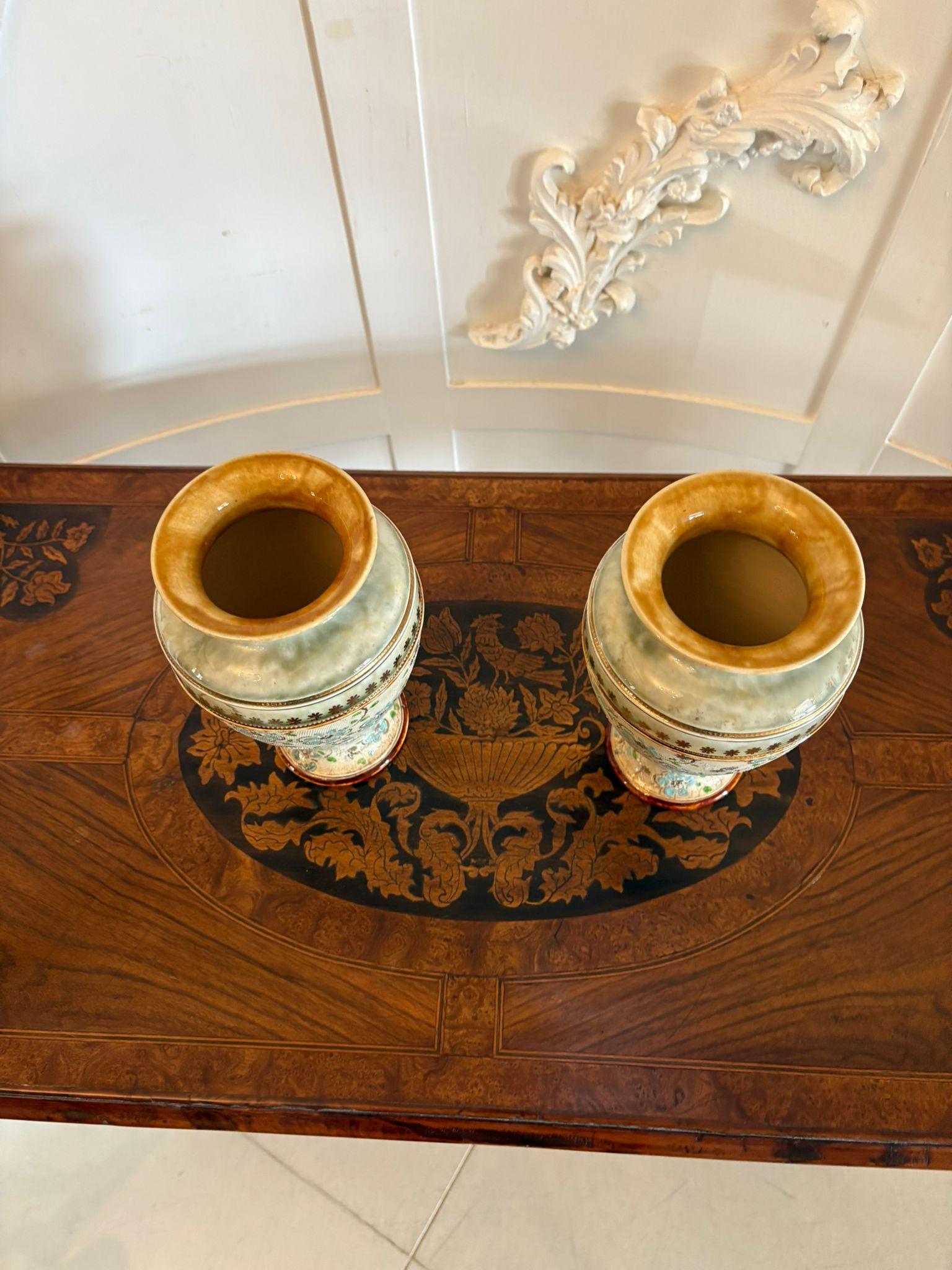 Paire de vases Doulton de qualité victorienne ancienne en vente 2