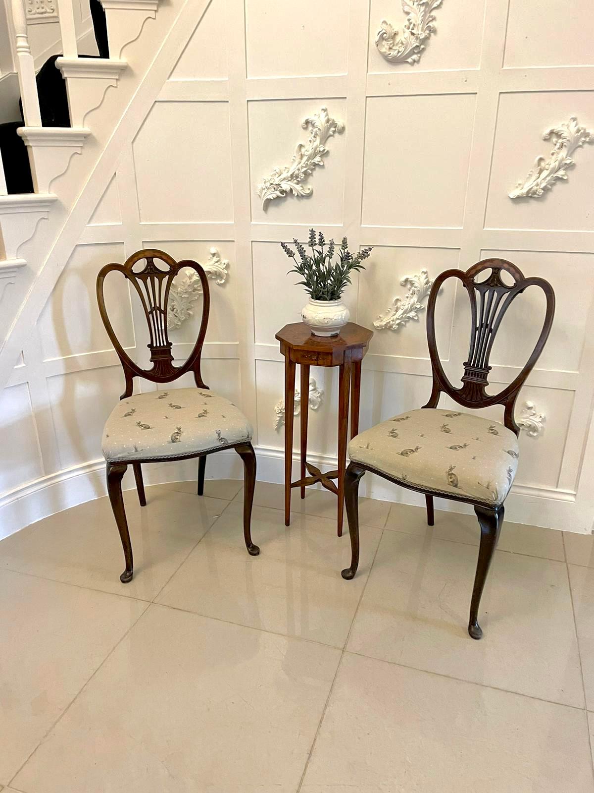 Paar antike Stühle aus Mahagoni mit Intarsien aus dem viktorianischen Zeitalter, die eine geschnitzte Rückenlehne aus Mahagoni mit hübschen  Intarsienverzierung aus Satinholz, neu gepolsterte Sitze aus hochwertigem Stoff, auf geformten