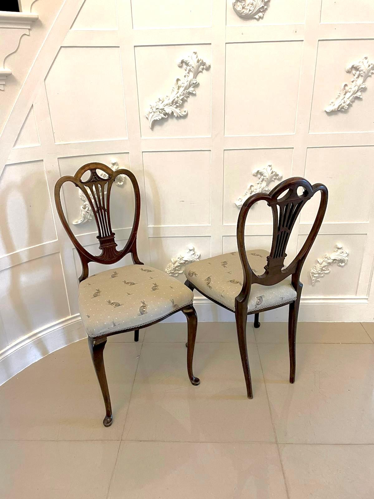 Paar antike Beistellstühle aus Mahagoni mit Intarsien in viktorianischer Qualität  (Viktorianisch) im Angebot