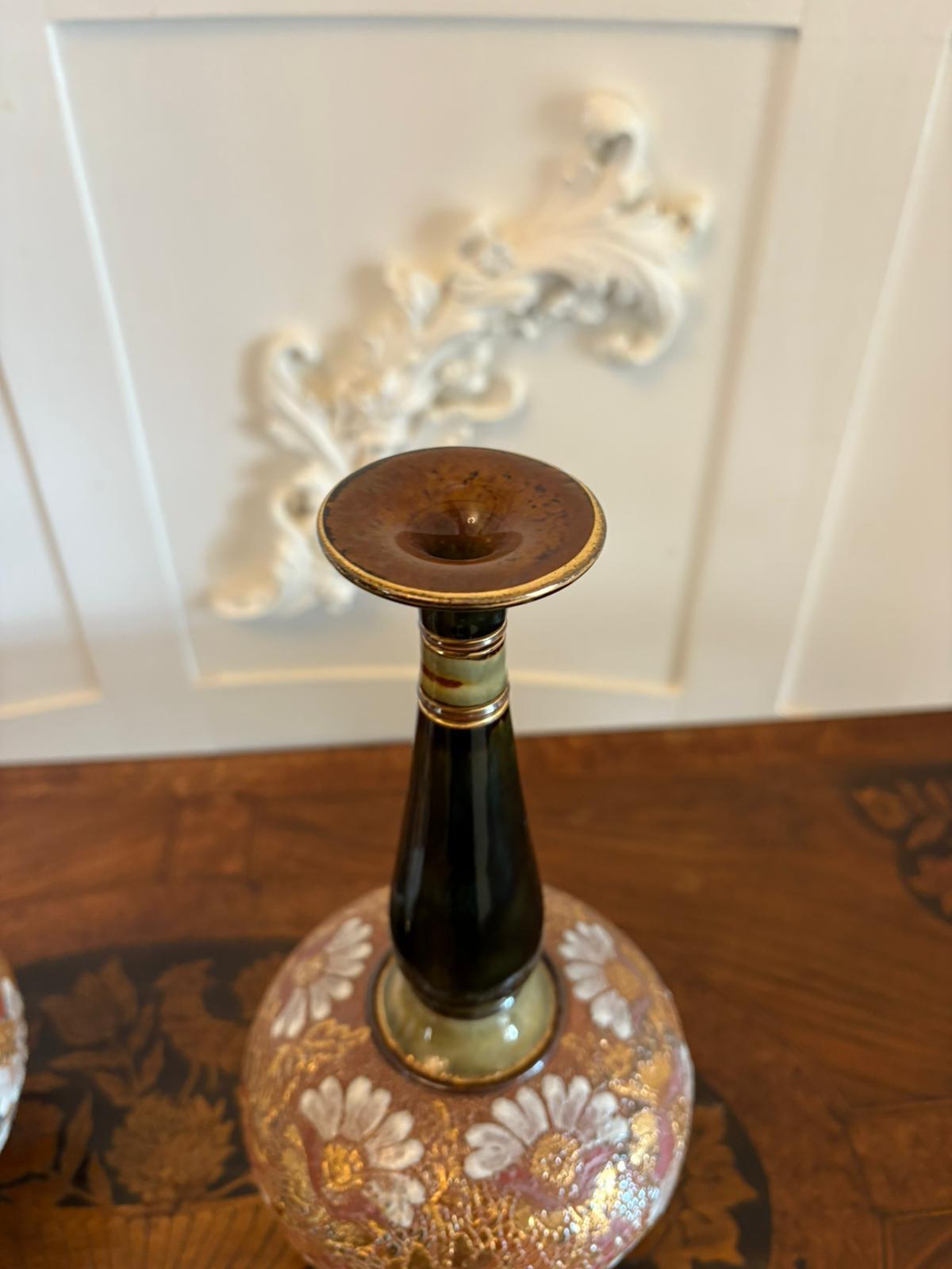 Coppia di antichi vasi in gres Royal Doulton Slater di qualità vittoriana In condizioni buone in vendita a Suffolk, GB