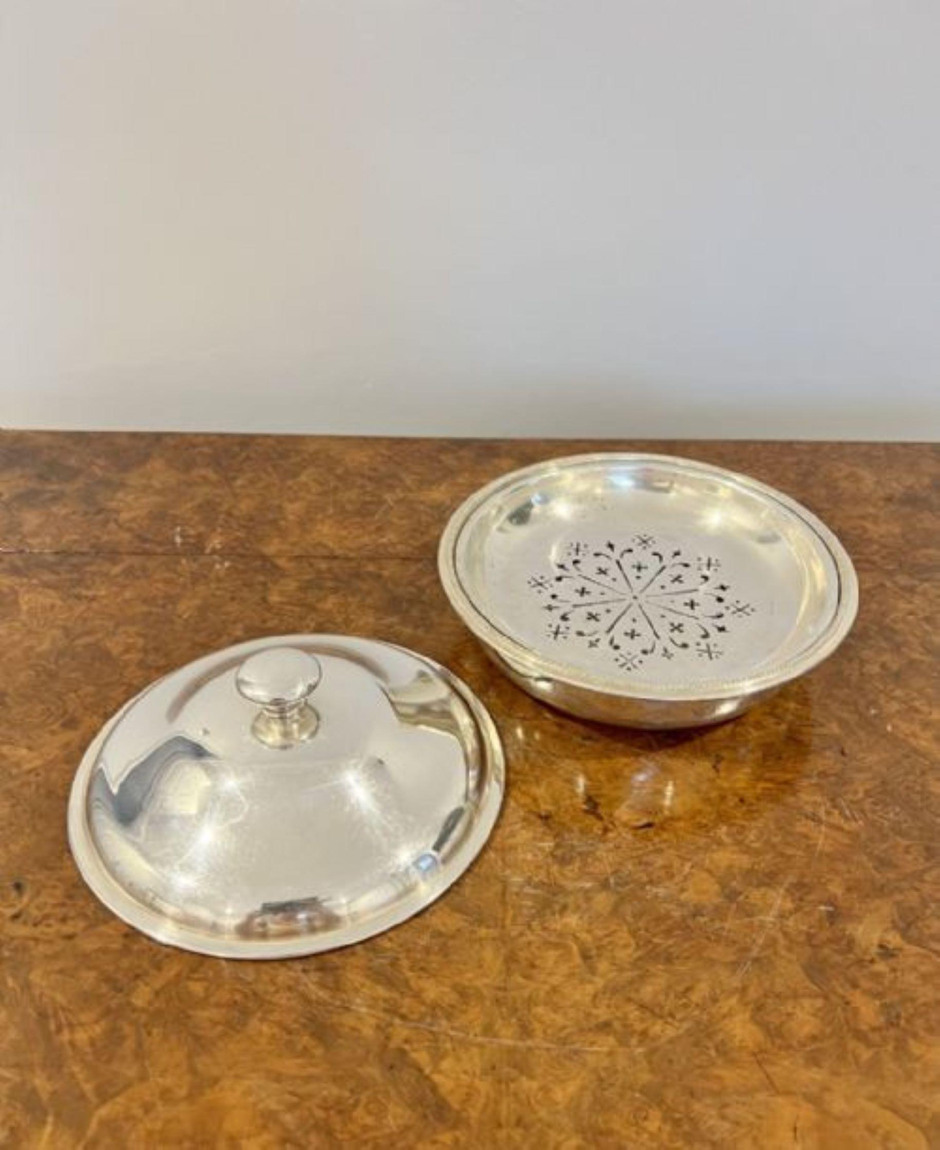 Pair of antique Victorian quality silver plated entree dishes In Good Condition For Sale In Ipswich, GB