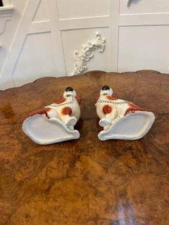 Ein Paar antike Staffordshire-Hunde in viktorianischer Qualität