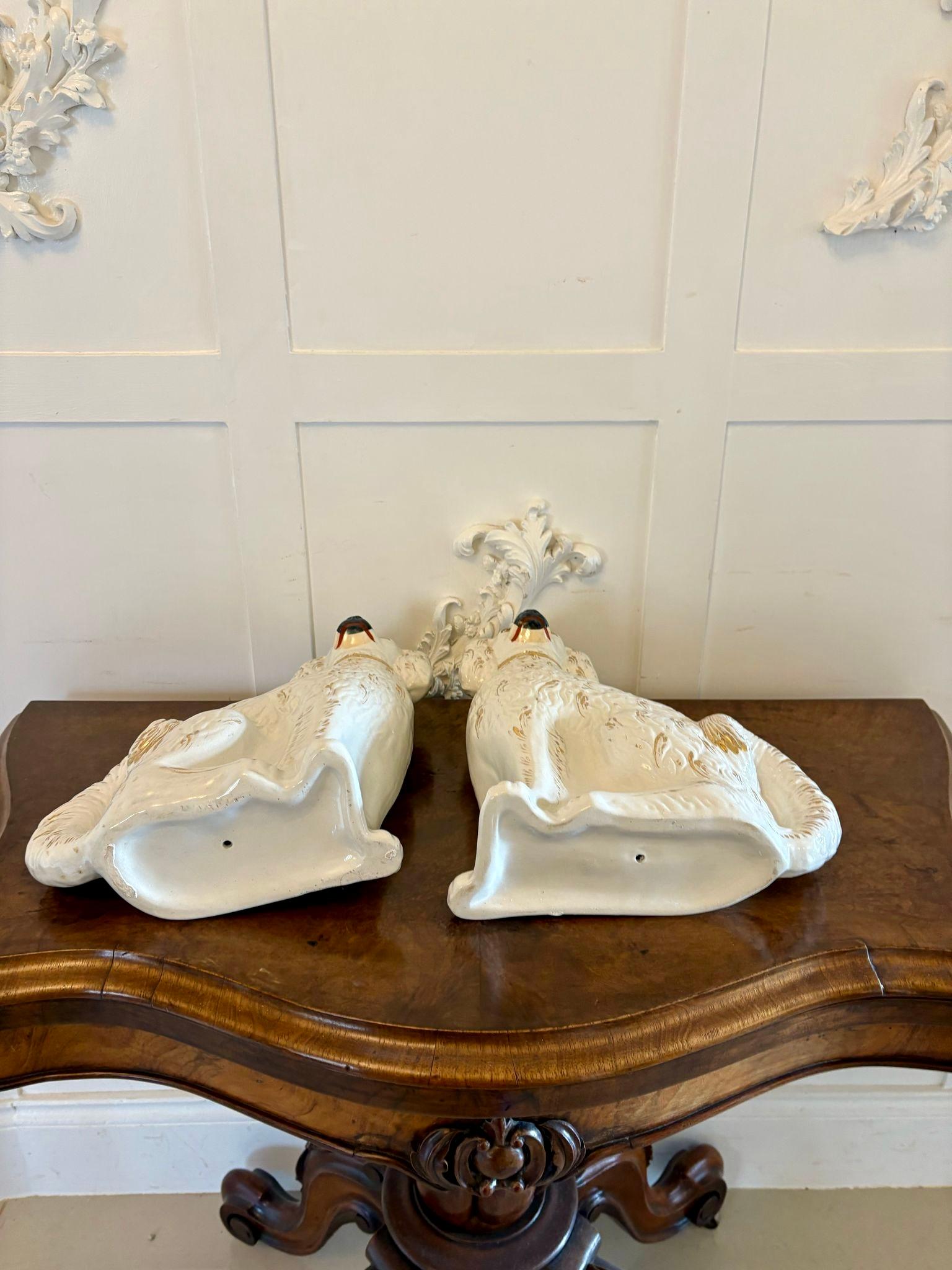Anglais Paire d'anciens chiens de Staffordshire de qualité victorienne en vente