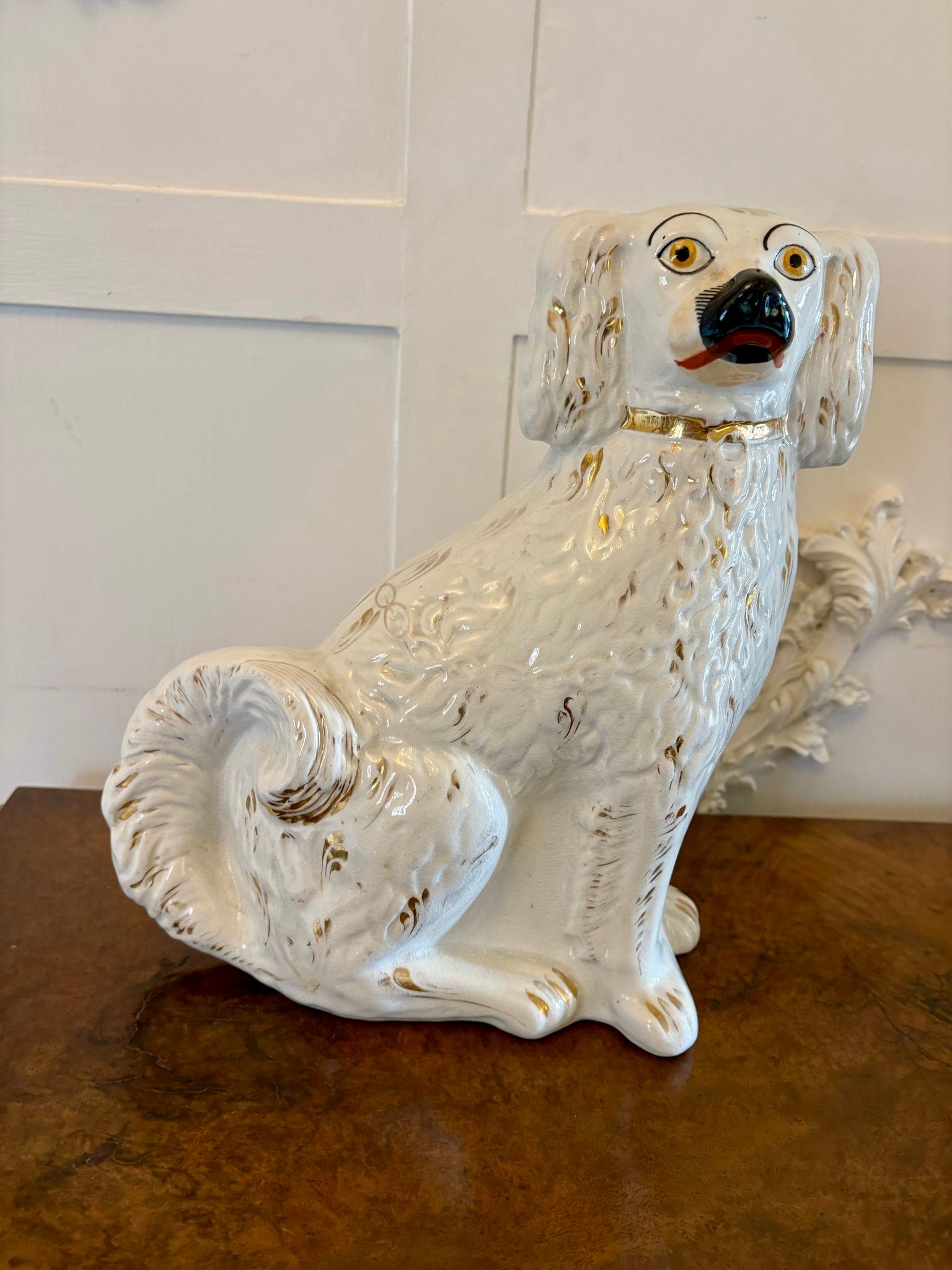 XIXe siècle Paire d'anciens chiens de Staffordshire de qualité victorienne en vente