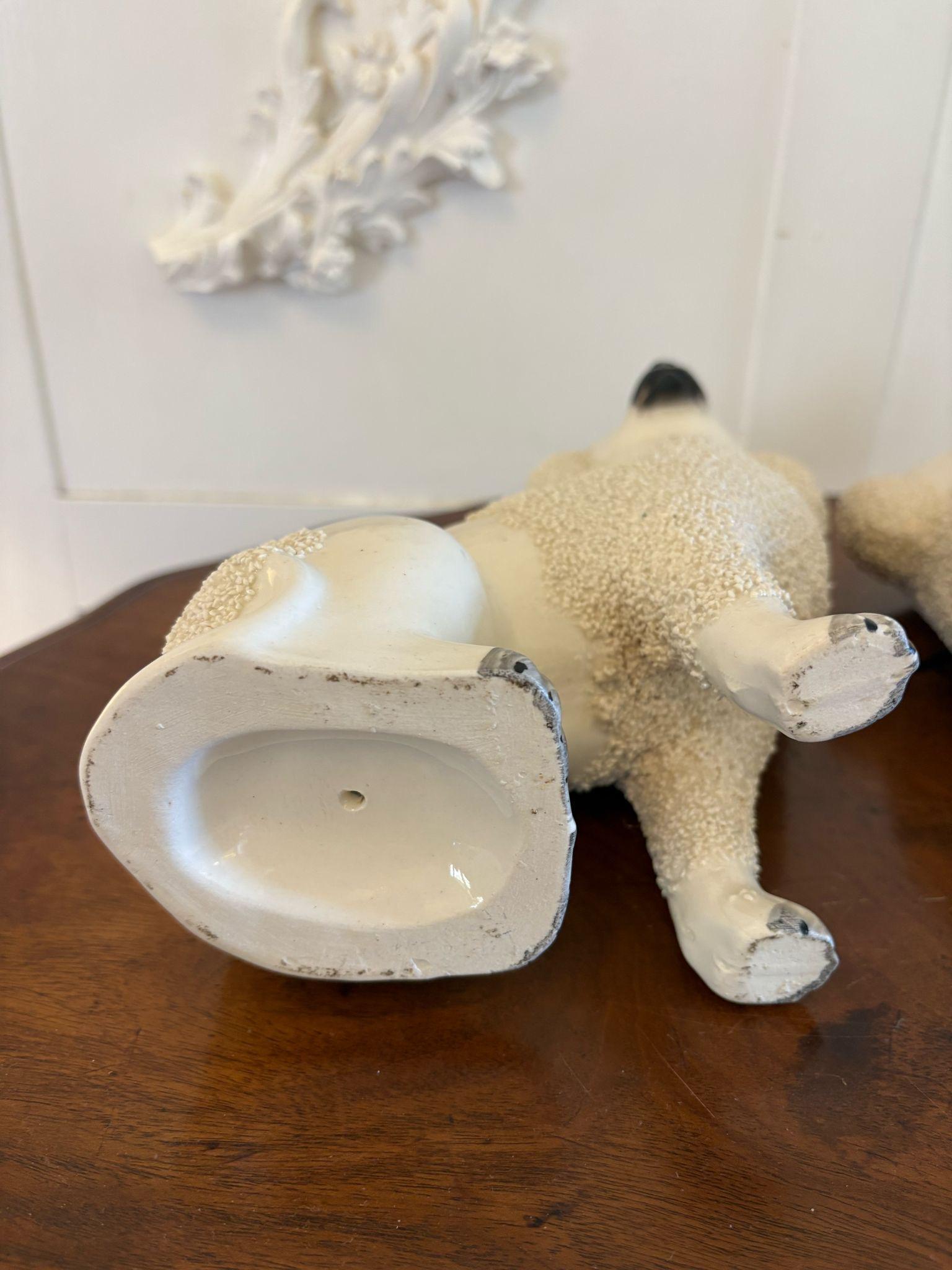 Inglese Coppia di antichi barboncini dello Staffordshire di qualità vittoriana in vendita