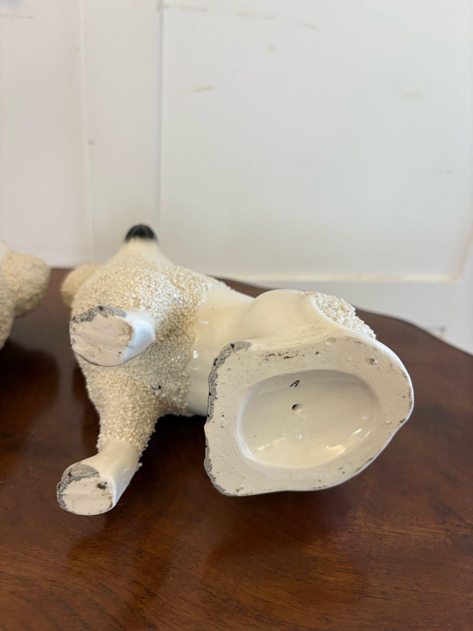 XIX secolo Coppia di antichi barboncini dello Staffordshire di qualità vittoriana in vendita
