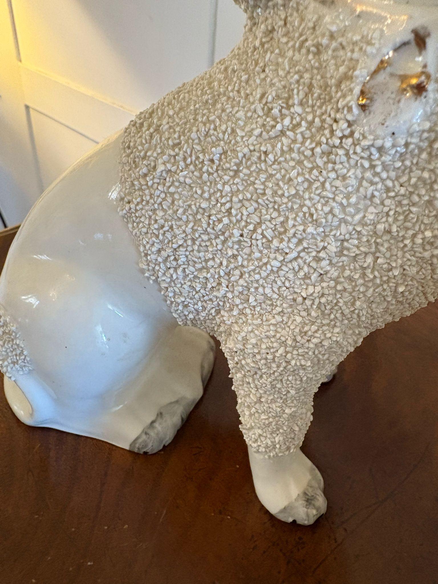 Ceramica Coppia di antichi barboncini dello Staffordshire di qualità vittoriana in vendita