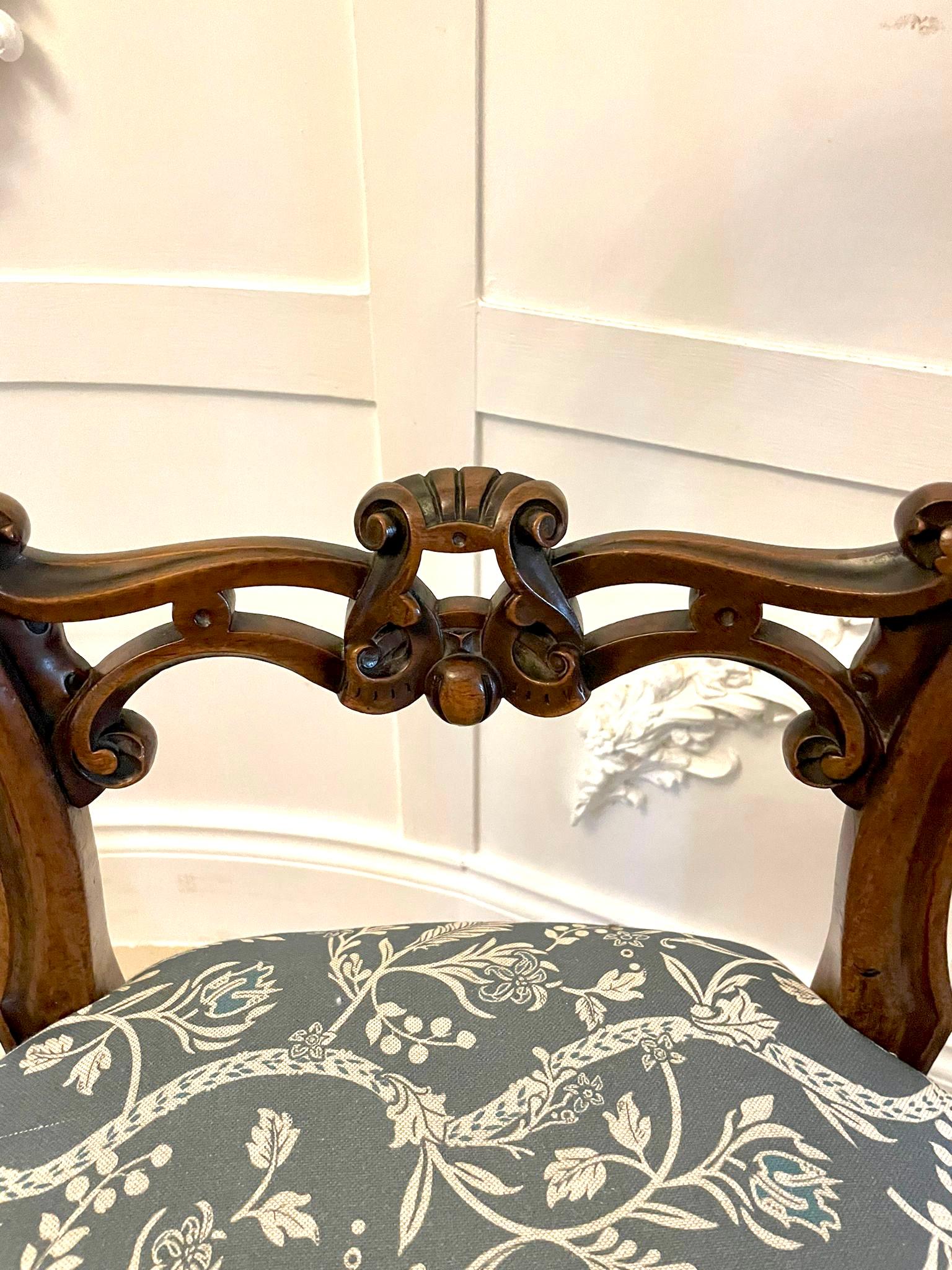 Paar antike Beistellstühle aus Nussbaumholz in viktorianischer Qualität  im Angebot 4