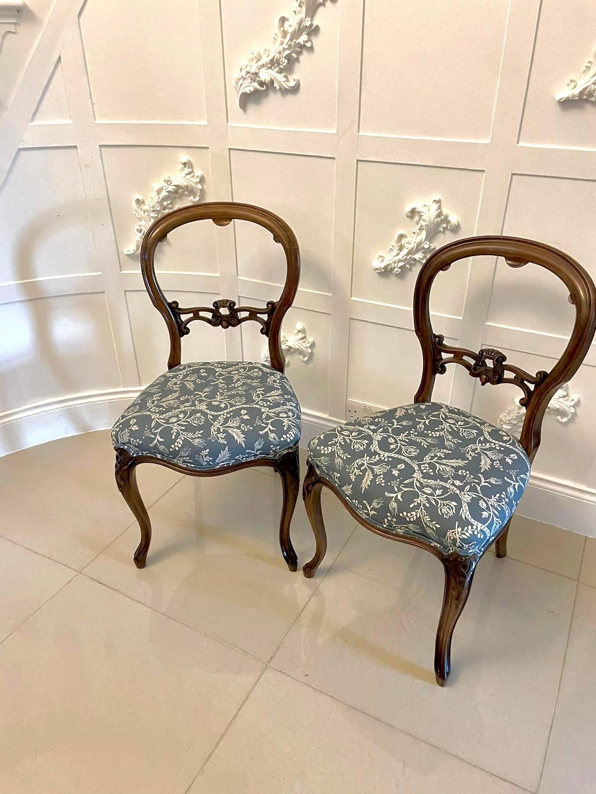 Paar antike Beistellstühle aus Nussbaumholz in viktorianischer Qualität  (Englisch) im Angebot