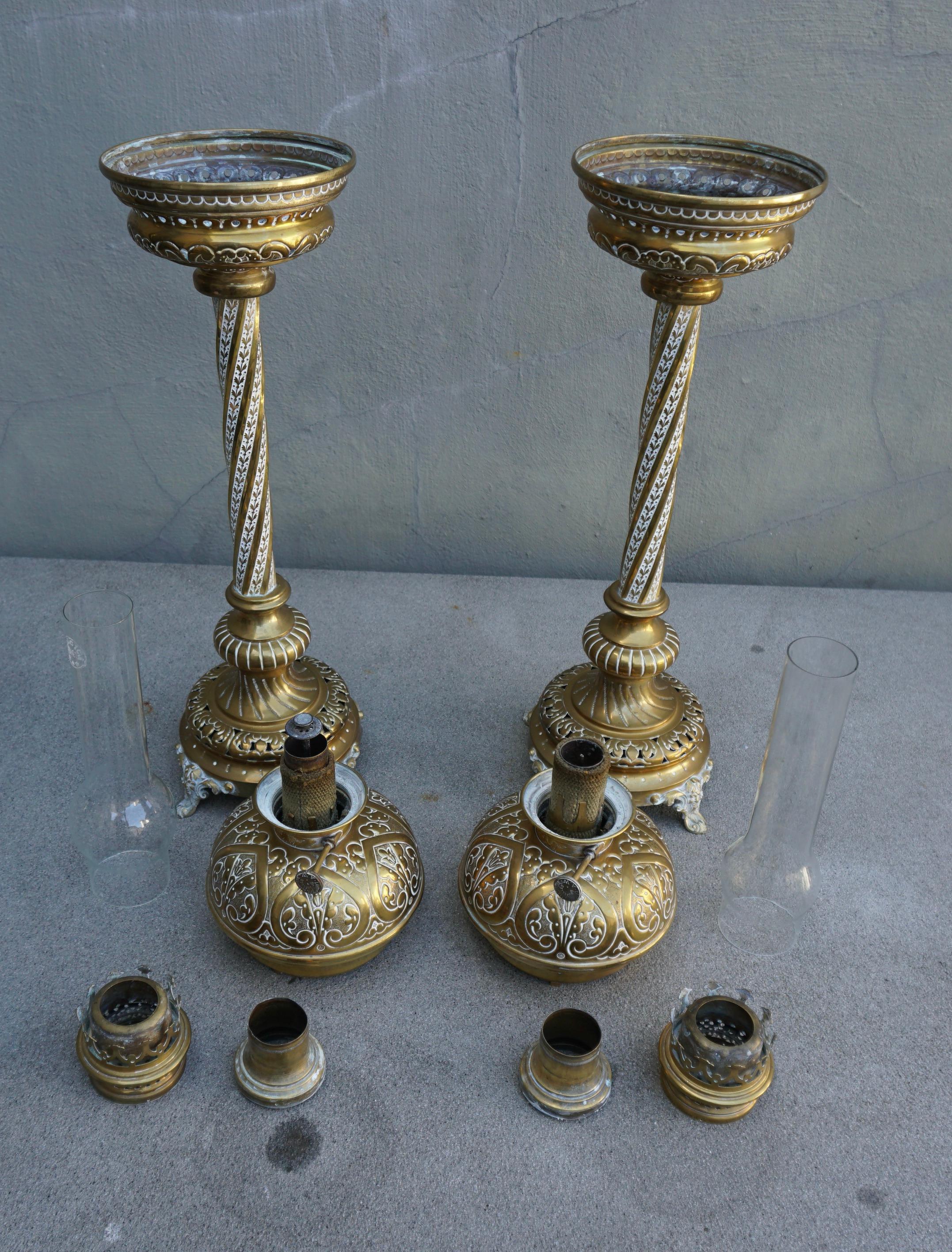 Pair of Antique Victorian Reeded Column Brass Oil Lamps For Sale 4