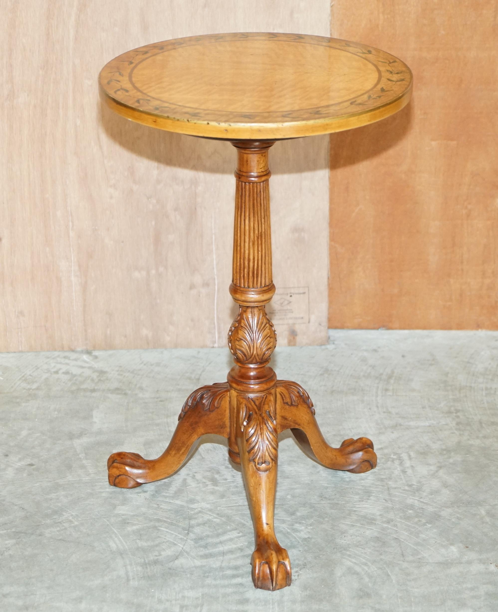 Victorien Paire d'anciennes tables d'appoint victoriennes à trois pieds Sheraton en bois de satin avec griffes et boules en vente