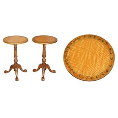 Paire d'anciennes tables d'appoint victoriennes à trois pieds Sheraton en bois de satin avec griffes et boules