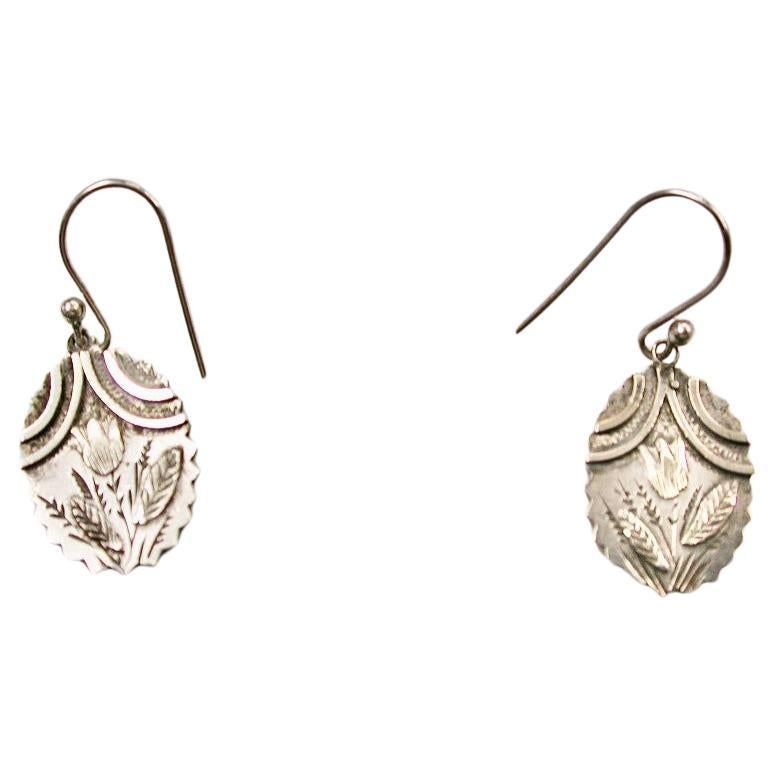 Paar antike viktorianische Ohrringe aus Silber im ästhetischen Stil aus Silber, datiert um 1880 im Angebot