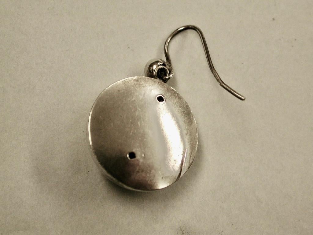 Coppia di antichi orecchini d'argento vittoriani con disegno di uva e foglie Circa 1880 In condizioni buone in vendita a London, GB