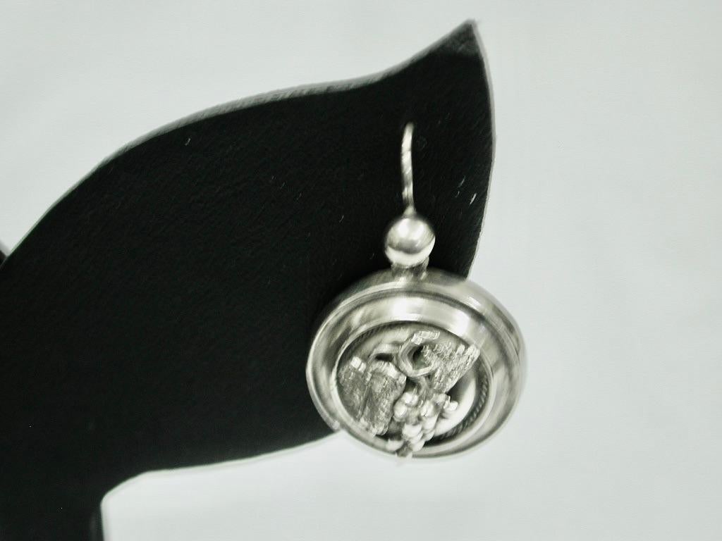 Coppia di antichi orecchini d'argento vittoriani con disegno di uva e foglie Circa 1880 in vendita 1