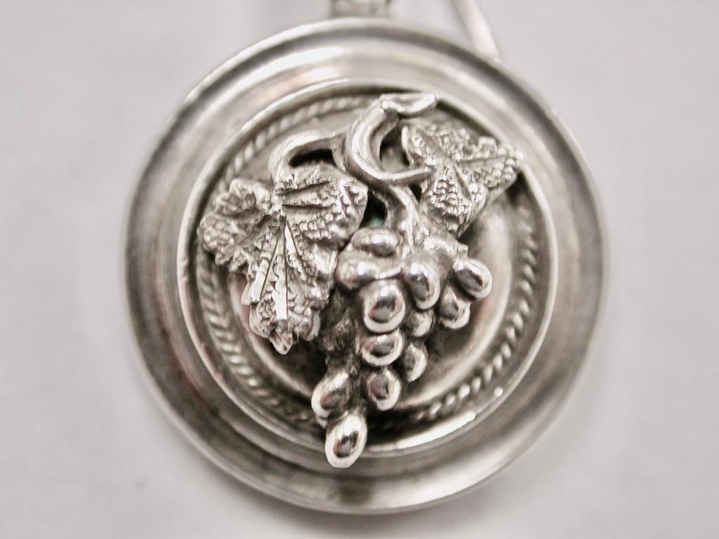 Coppia di antichi orecchini d'argento vittoriani con disegno di uva e foglie Circa 1880 in vendita 2