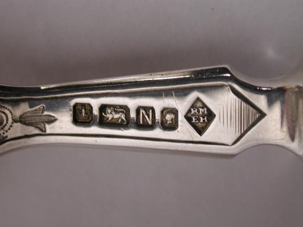 Pareja de Antiguos Servidores Victorianos de Plata para Pescado en Caja de Cuero Ajustada, 1880 Fines del siglo XIX en venta