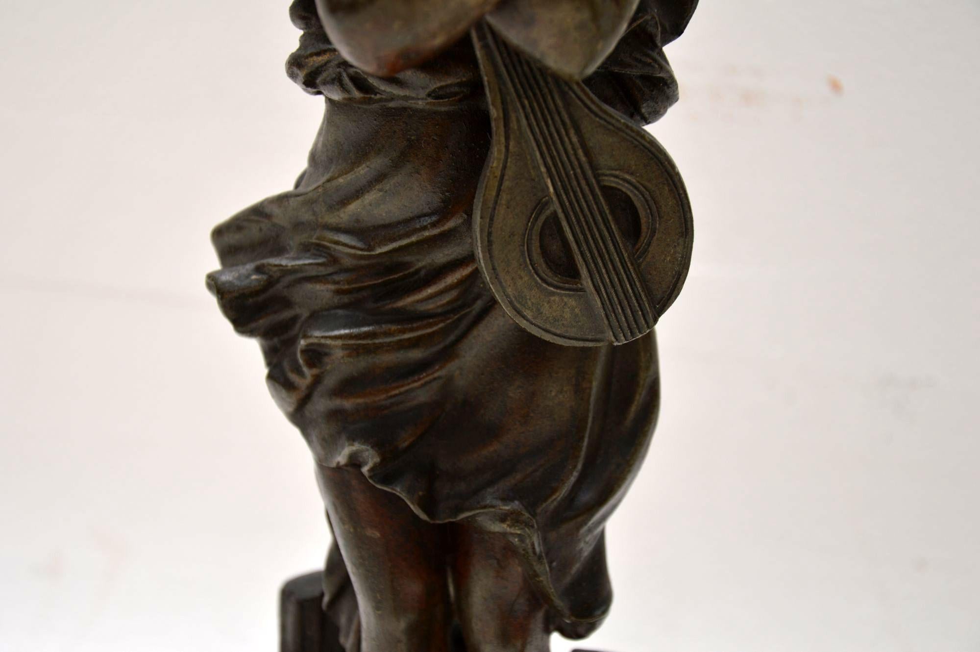 XIX secolo Coppia di antiche statuette vittoriane in spelter in vendita