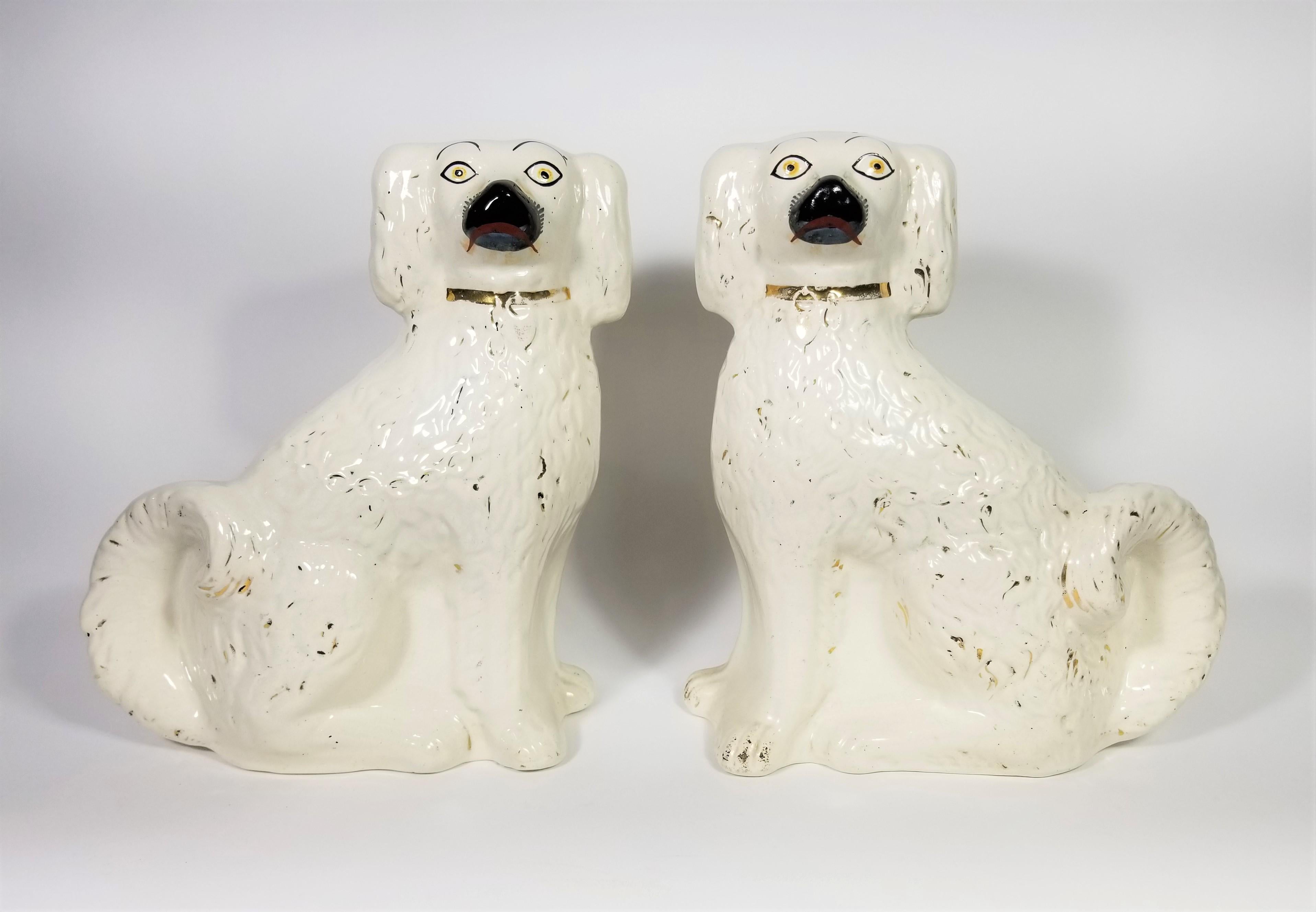 Pair of Antique Victorian Staffordshire Dogs, England In Excellent Condition For Sale In New York, NY