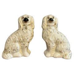 Paar antike viktorianische Staffordshire-Hunde