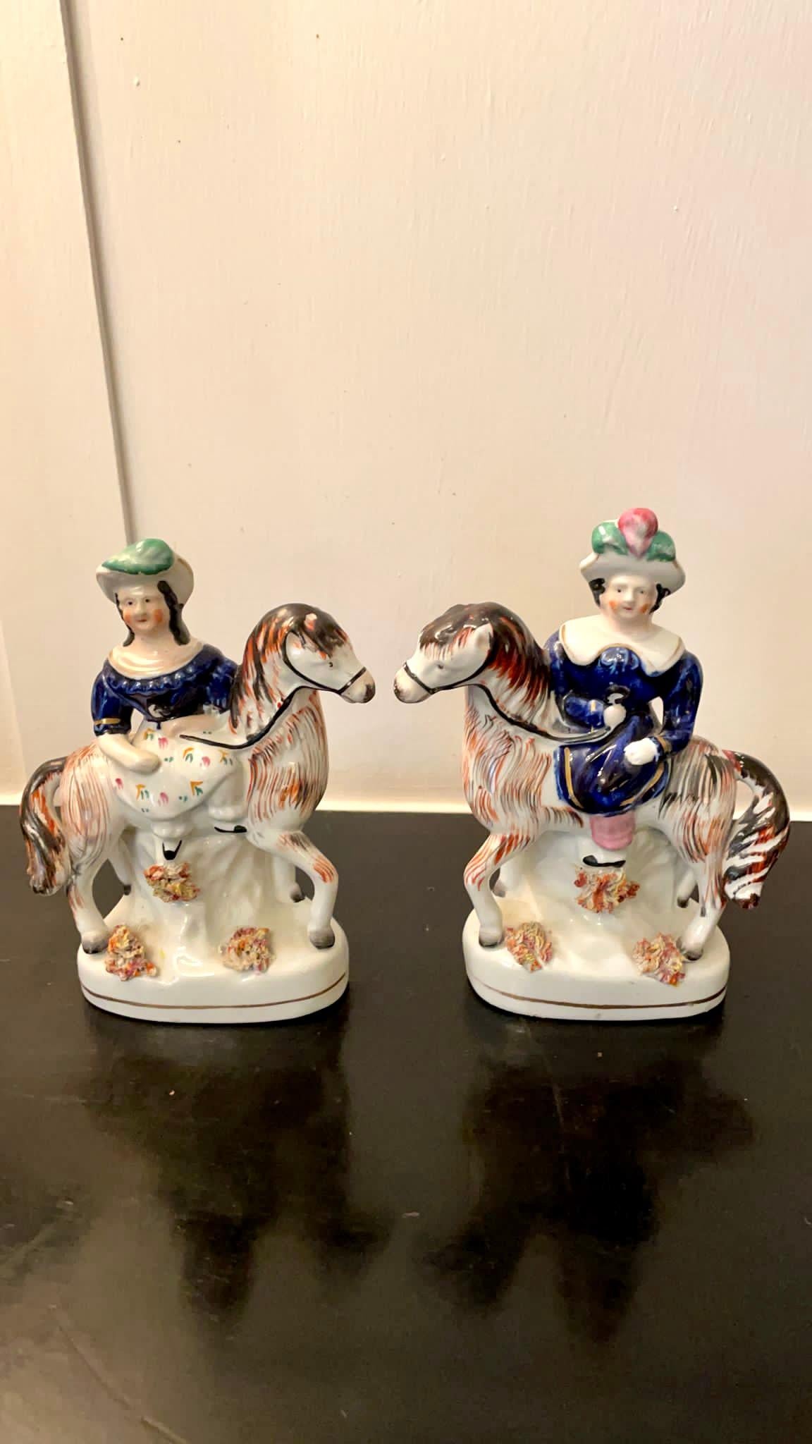 ​​Paire d'anciennes figurines victoriennes du Staffordshire en vente 3