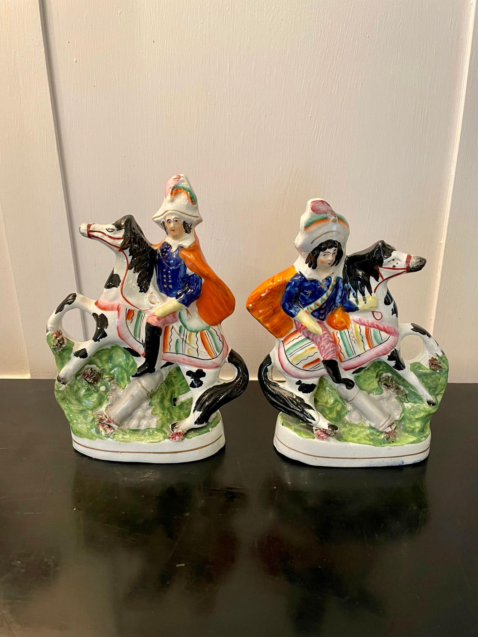 Paire d'anciennes figurines victoriennes du Staffordshire en vente 3
