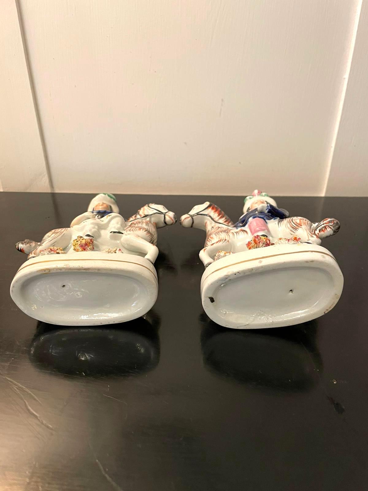 Coppia di antiche figure vittoriane dello Staffordshire 2
