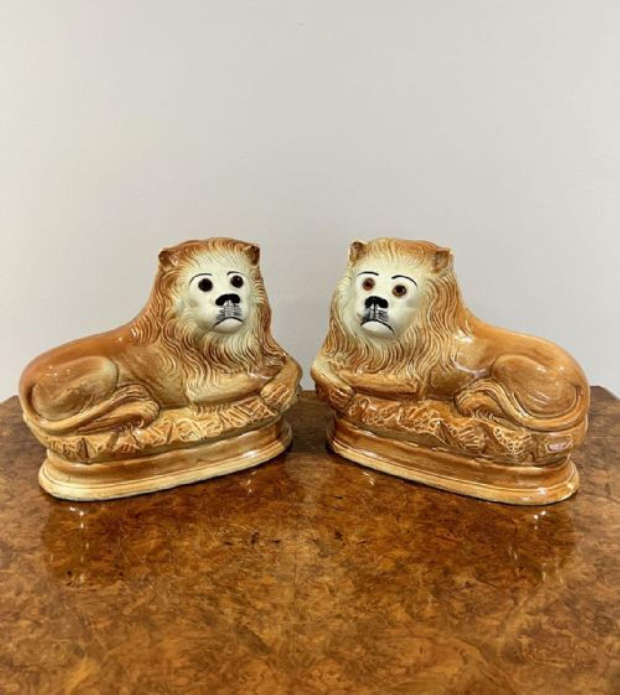 Pair of antique Victorian Staffordshire lions  In Good Condition For Sale In Ipswich, GB