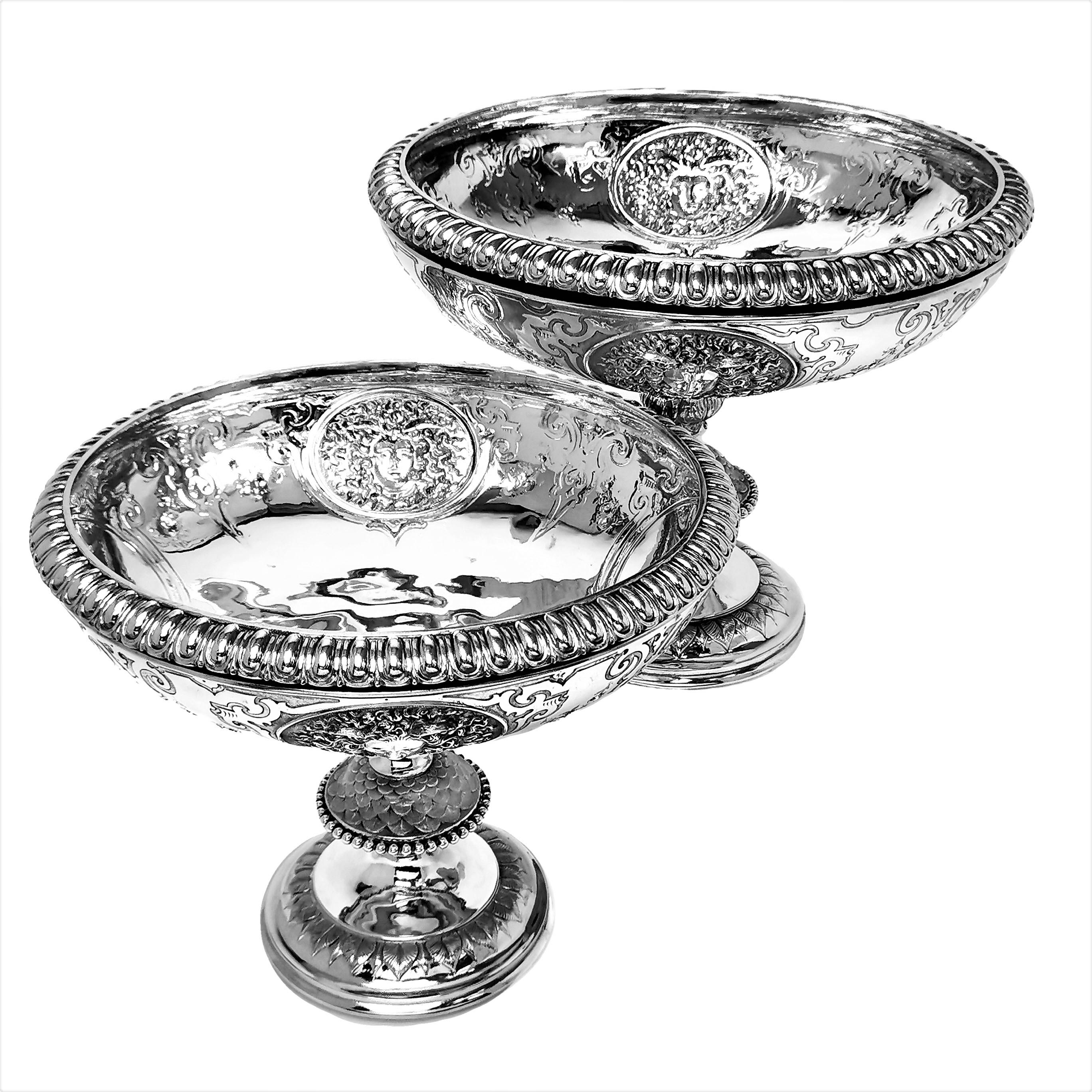 Pair of Antique Victorian Sterling Silver Comports / Dishes, 1862 In Good Condition For Sale In London, GB
