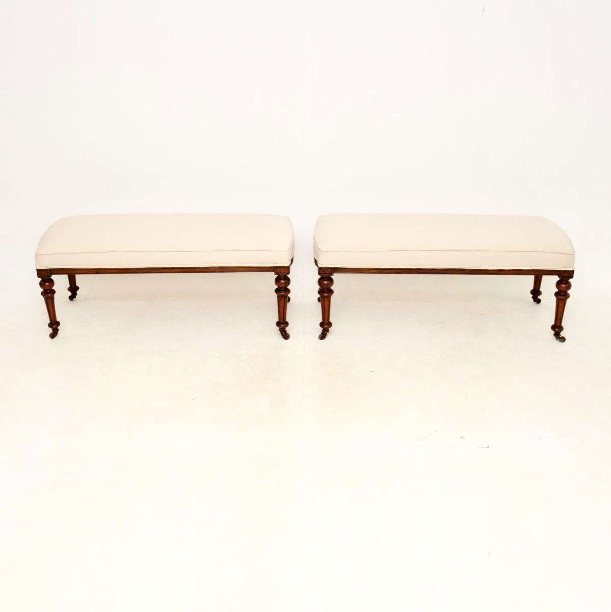 Ein schönes Paar antiker viktorianischer Hocker / Bänke aus Walnussholz. Sie wurden aus antiken viktorianischen Esszimmerstühlen aus Nussbaumholz adaptiert und fachmännisch zu einem praktischen Hockerpaar verarbeitet.

Sie sind von hervorragender