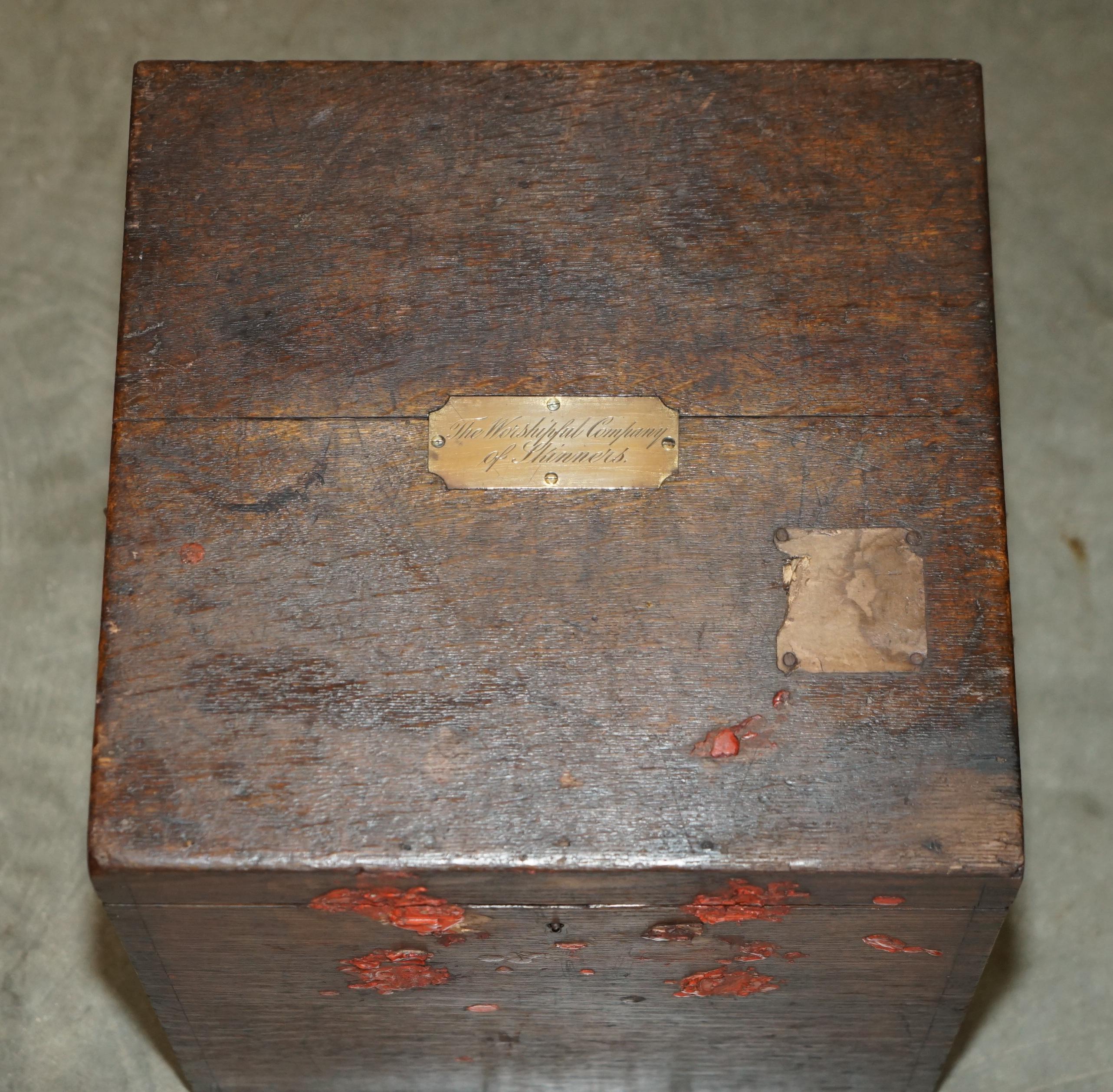 PAIR OF ANTIQUE VICTORIAN WORSHIPFUL COMPANY OF SKINNERS PAiR OF CAMPAIGN CHESTS For Sale 8
