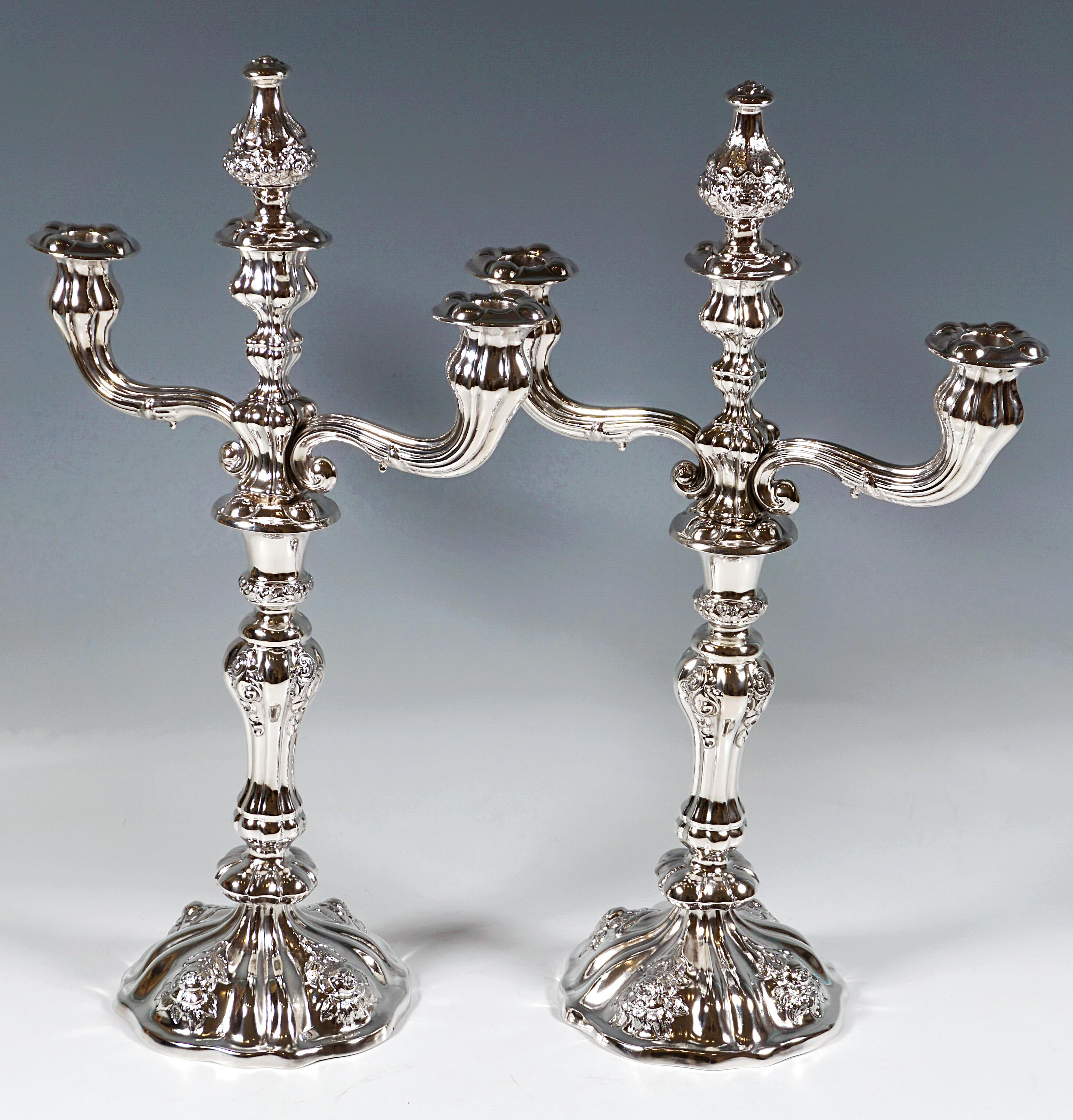 Pareja de antiguos candelabros de plata Biedermeier vieneses de 3 llamas, fechados en 1857 Austríaco en venta